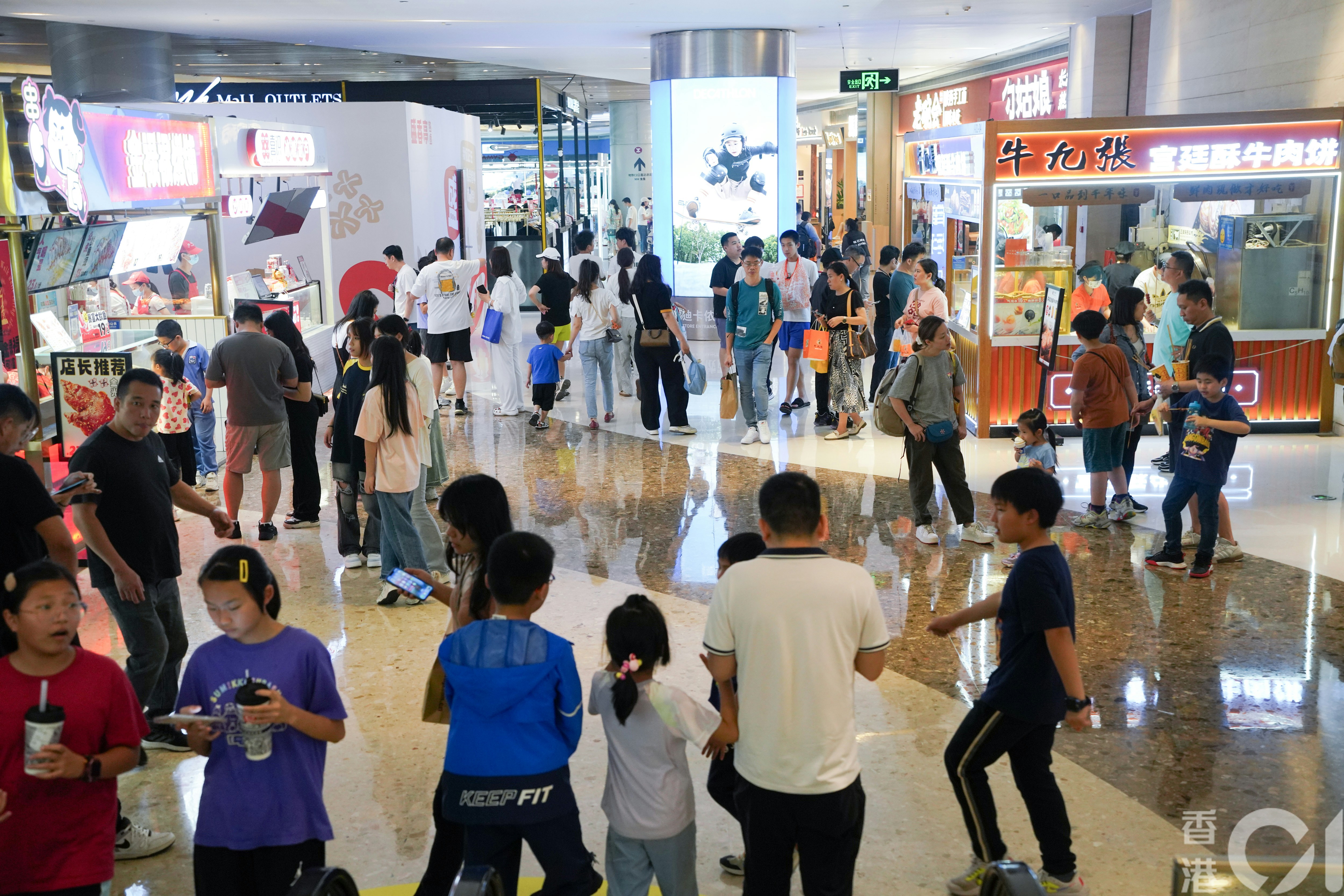 2024年3月30日复活节长假第二日，观澜湖新城MH Mall人头涌涌，食肆及娱乐设施均挤满人群。（黄浩谦摄）