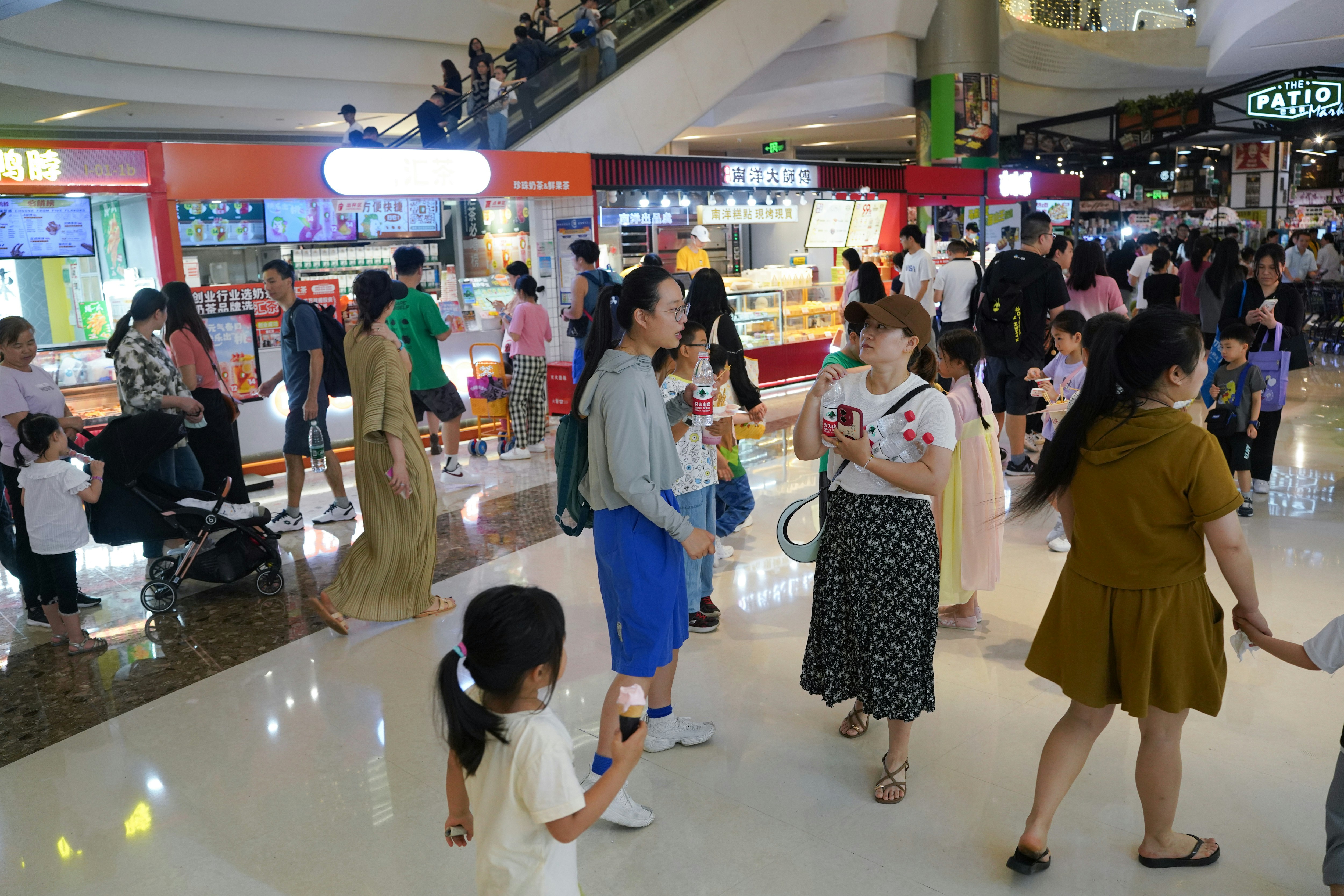 观澜湖新城MH Mall今午人头涌涌，食肆及娱乐设施均挤满人群。（黄浩谦摄）