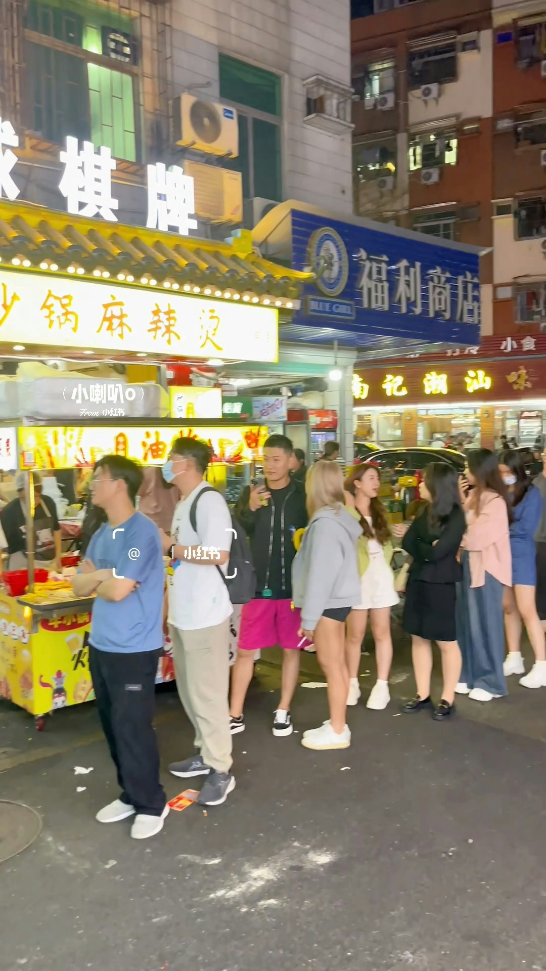 内地食店大排长龙。（小红书影片截图）