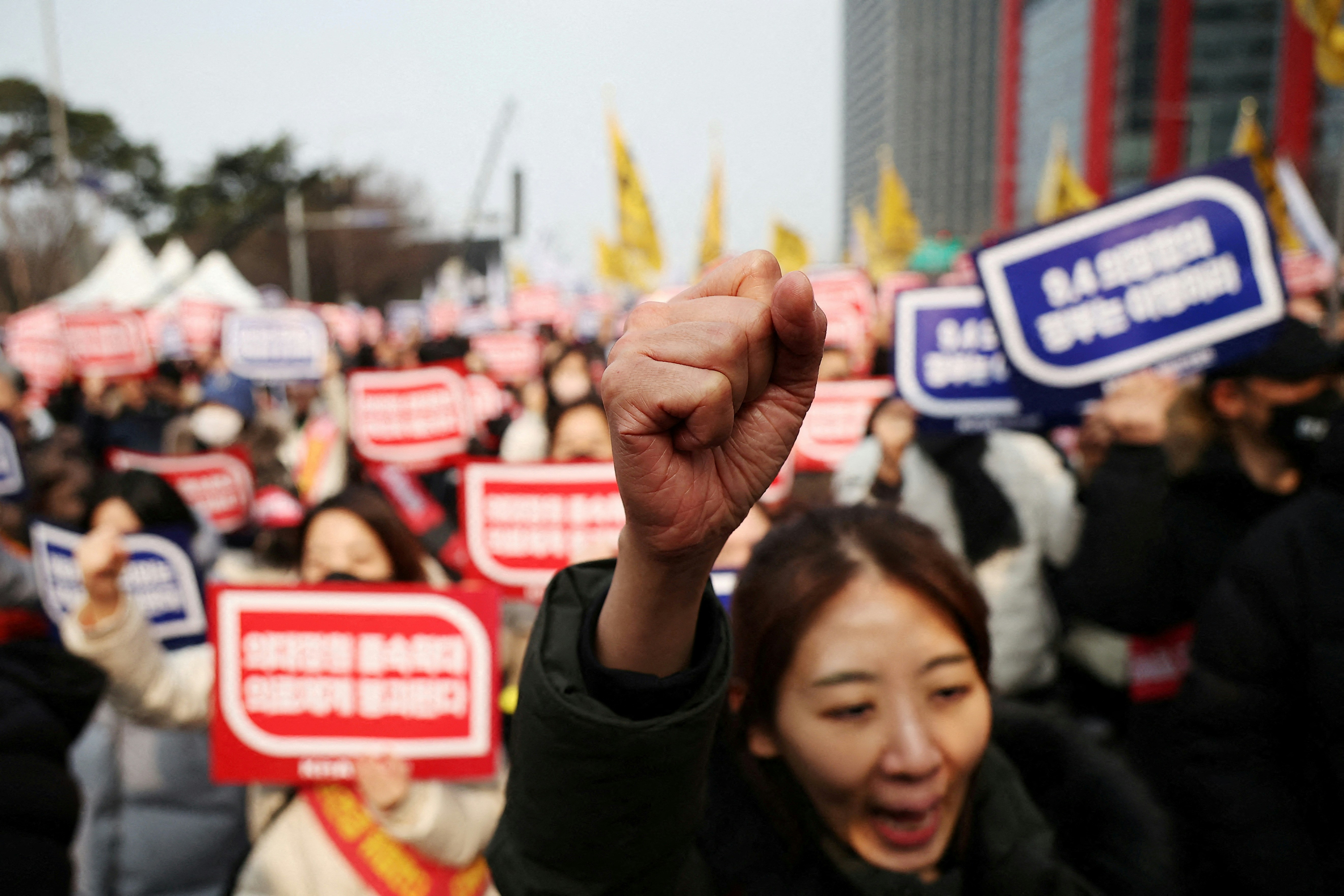 圖爲2024年3月3日，韓國首爾，醫生集會抗議政府的醫改政策。（Reuters）