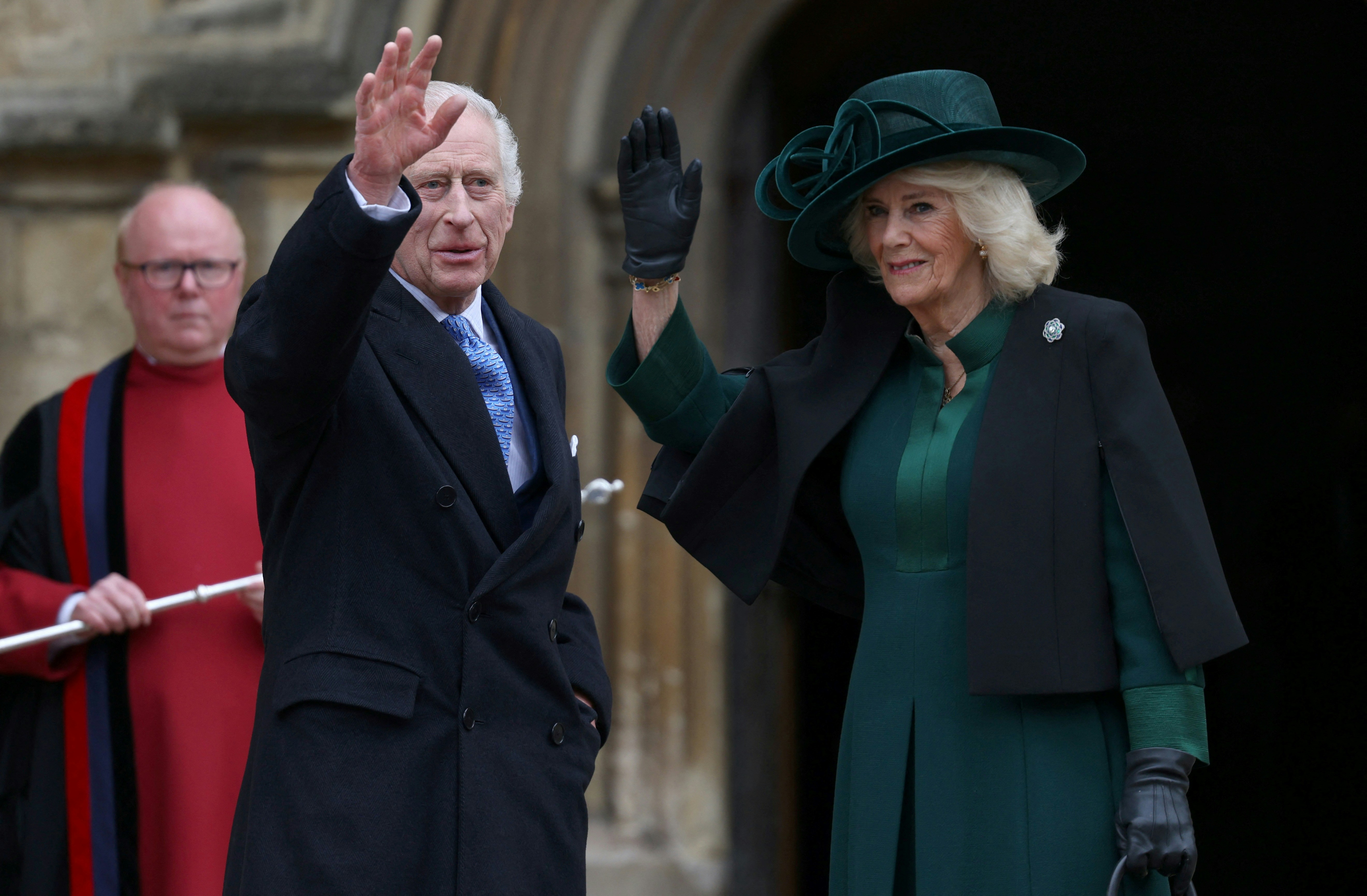 英王查理斯与王后卡米拉2024年3月31日抵达温莎圣乔治礼拜堂，出席复活节弥撒（Reuters）