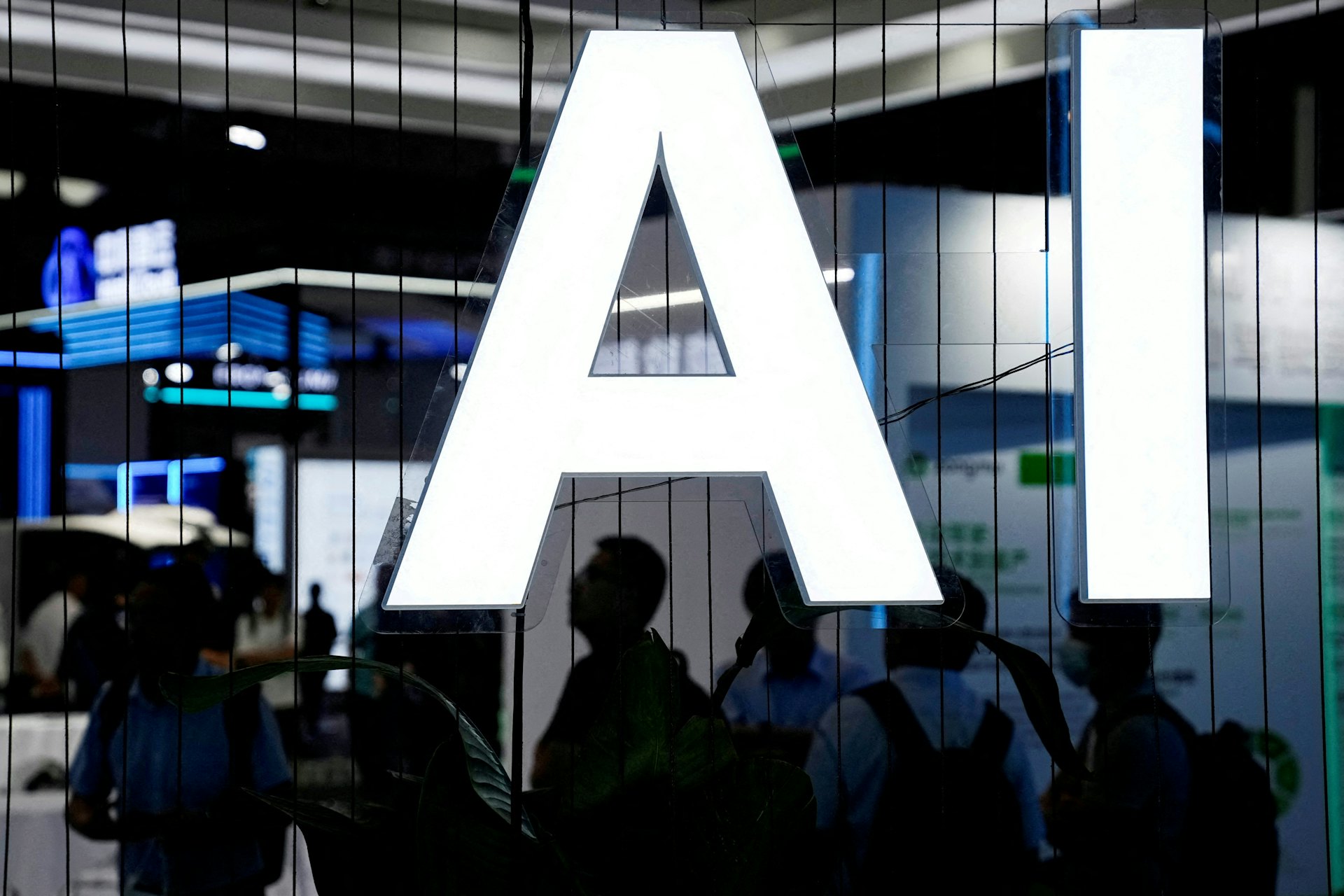 圖為2023年7月6日,於中國上海舉行的人工智能大會上,巨型的AI標誌。(Reuters) 圖為2023年7月6日,於中國上海舉行的人工智能大會上,巨型的AI標誌。(Reuters)
