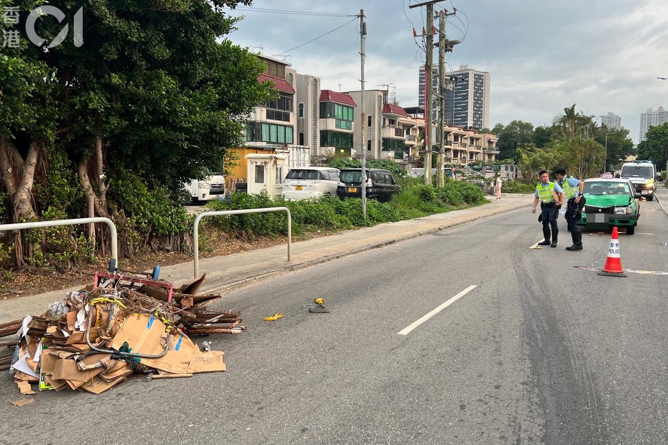 車禍現場遺下一架載有紙皮的手推車。（李家傑攝）