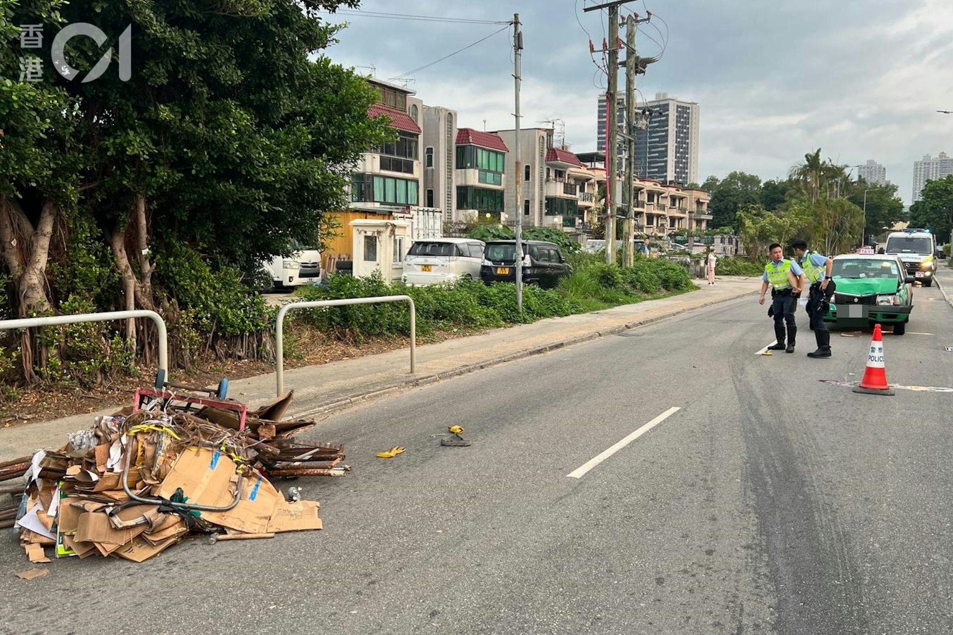 車禍現場遺下一架載有紙皮的手推車。(李家傑攝)