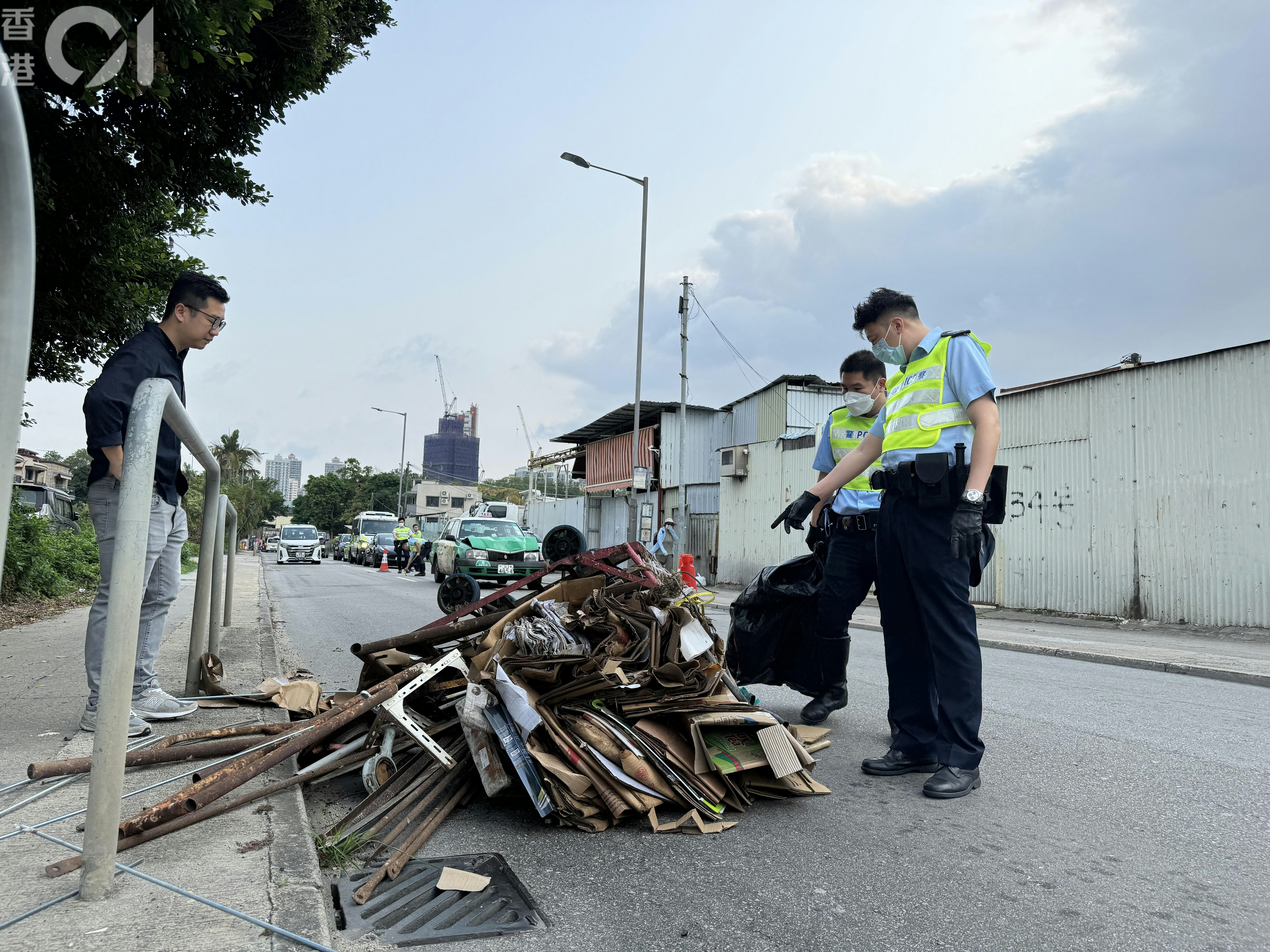 71歲姓胡老翁在元朗大棠路遭的士撞斃，其手推車被撞至約10米外，翻轉跌於地上，警方到場調查。（蔡正邦攝）