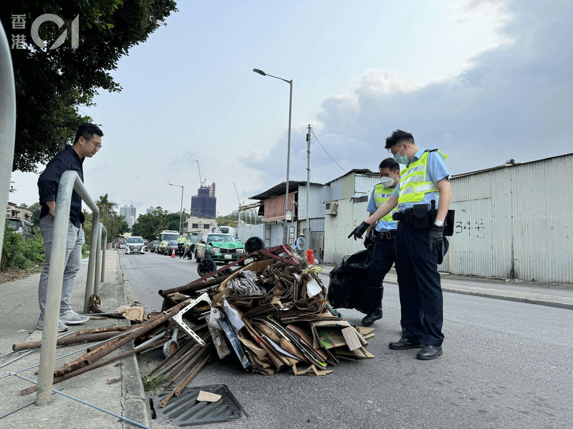 71歲姓胡老翁在元朗大棠路遭的士撞斃,其手推車被撞至約10米外,翻轉跌於地上,警方到場調查。(蔡正邦攝)