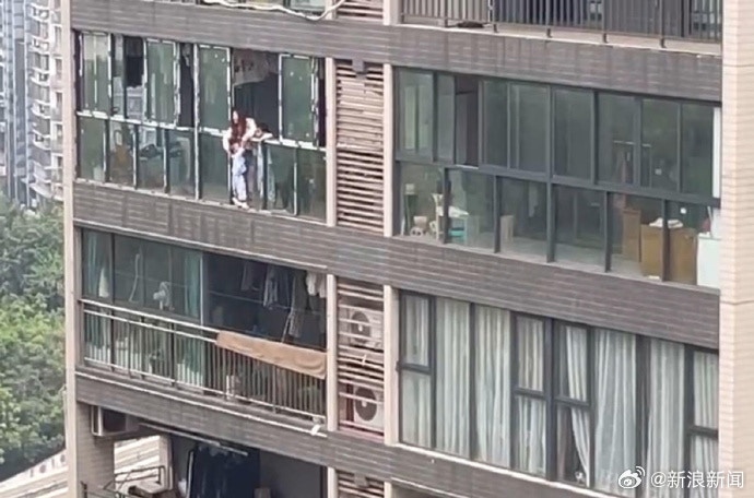 重庆3岁幼童遭母亲从22楼掟落街，当场身亡。（微博＠新浪新闻）