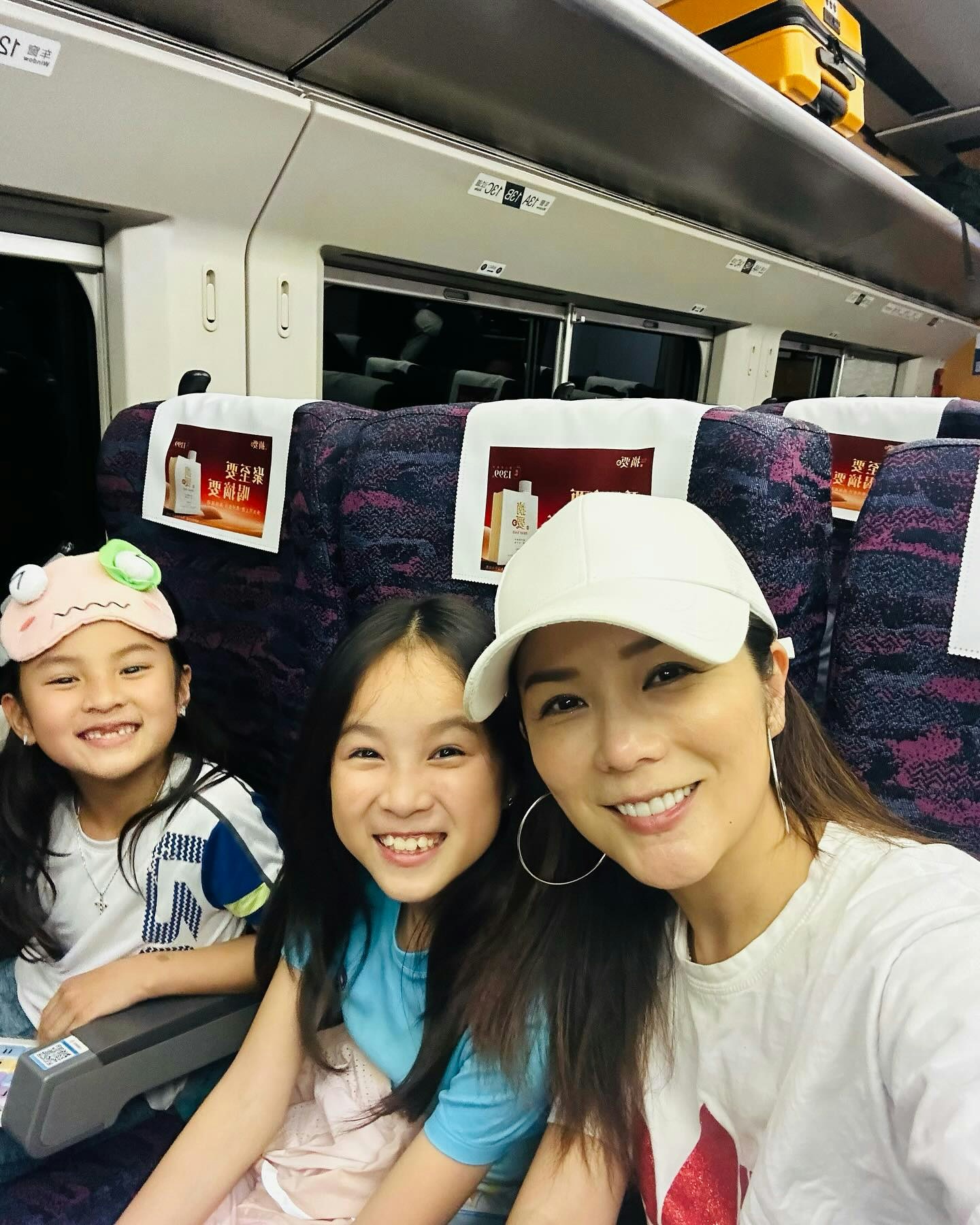 吴忻熹日前在上载了几张与两个女儿首次乘搭高铁外游的照片。（IG图片）