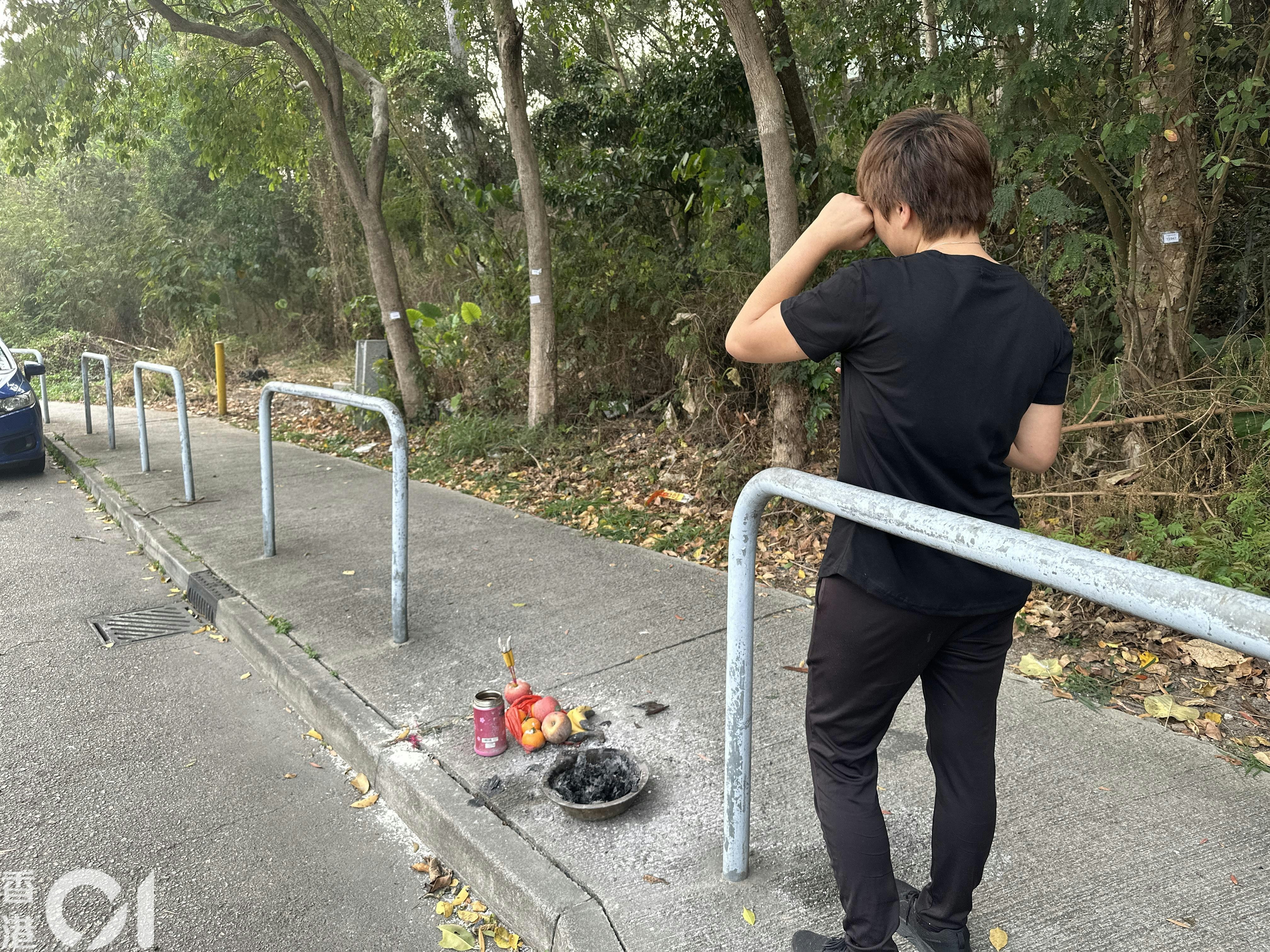 71歲姓胡老翁在元朗大棠路遭的士撞斃，其女兒胡女士返回現場拜祭時痛哭落淚。（王譯揚攝）