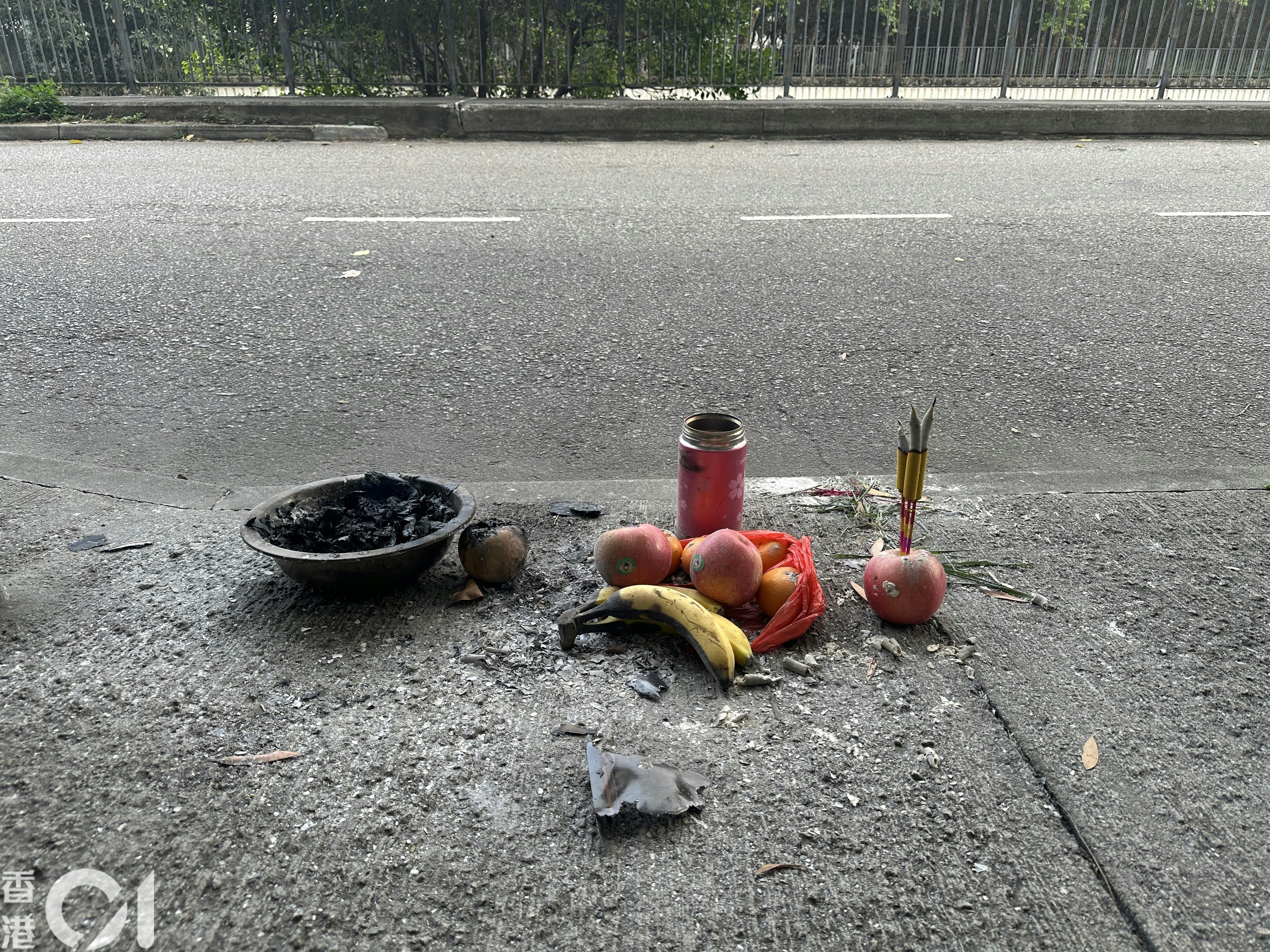 71岁姓胡老翁在元朗大棠路遭的士撞毙，其女儿今午（1日）带同香烛及水果返回现场拜祭。（王译扬摄）