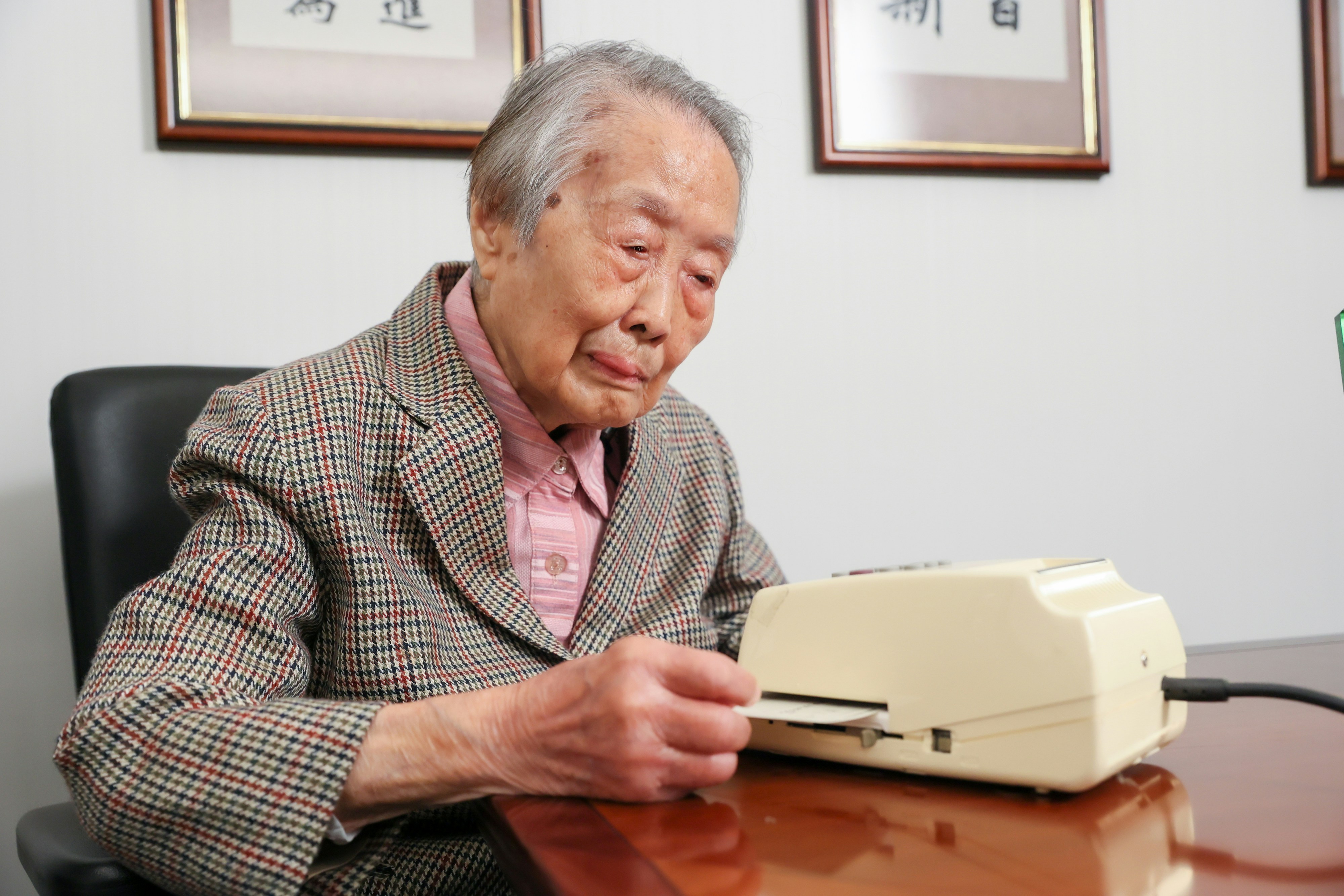 美心最年长的员工，是年届103岁的高级财务经理庞敬娴。（美心提供相片）