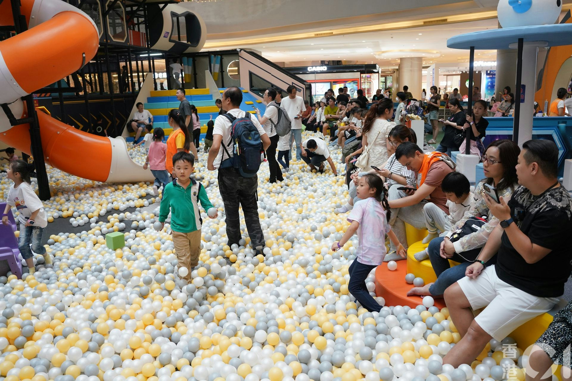 2024年3月30日复活节长假第二日，观澜湖新城MH Mall中庭的巨型波波池，满布香港家长及小童。（黄浩谦摄）