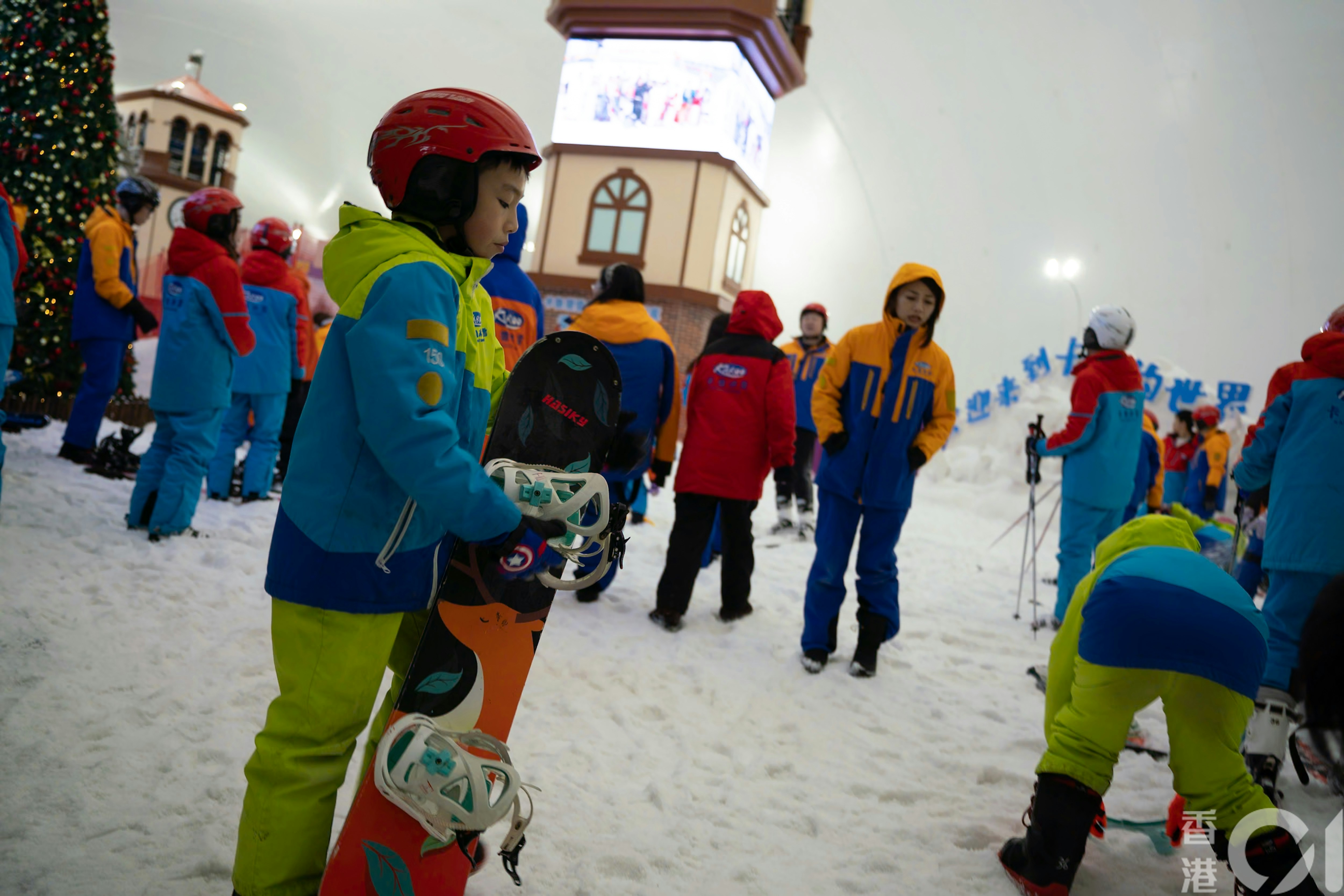 2024年3月30日复活节长假第二日，室内滑雪场「观澜卡鲁冰雪世界」人头涌涌。（黄浩谦摄）
