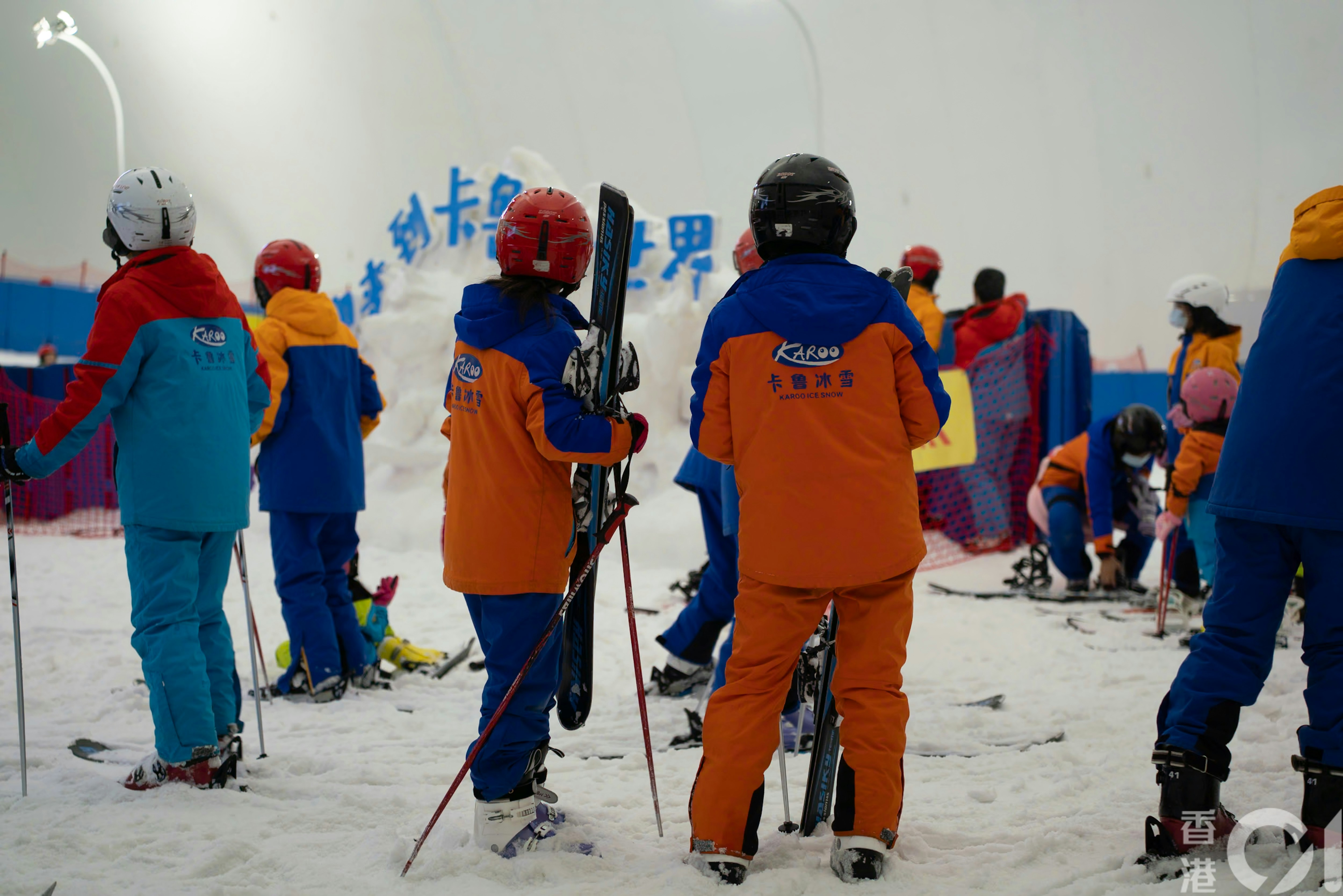 2024年3月30日复活节长假第二日，室内滑雪场「观澜卡鲁冰雪世界」人头涌涌。（黄浩谦摄）