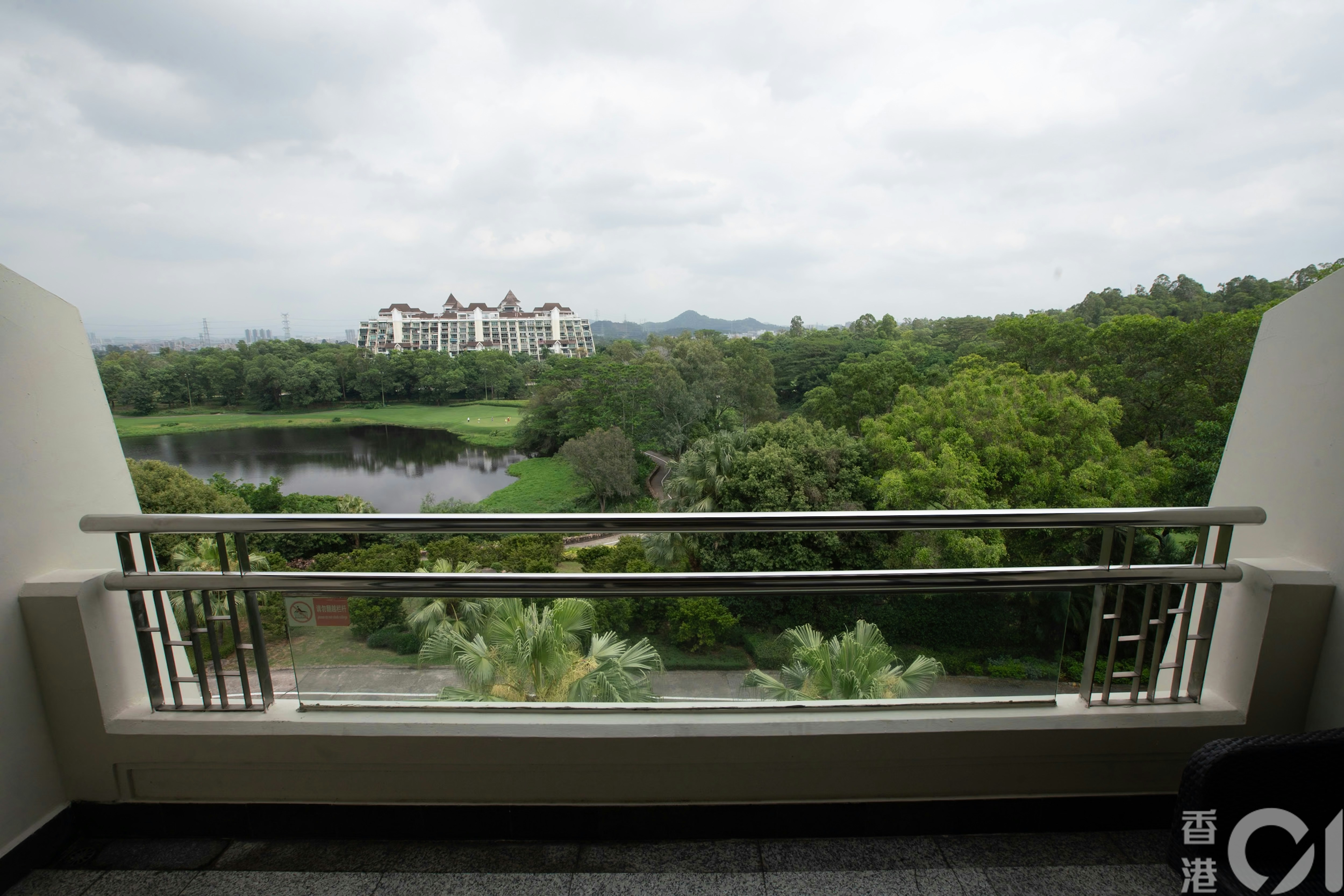 深圳观澜湖度假酒店窗外可欣赏高尔夫球场风景。（黄浩谦摄）