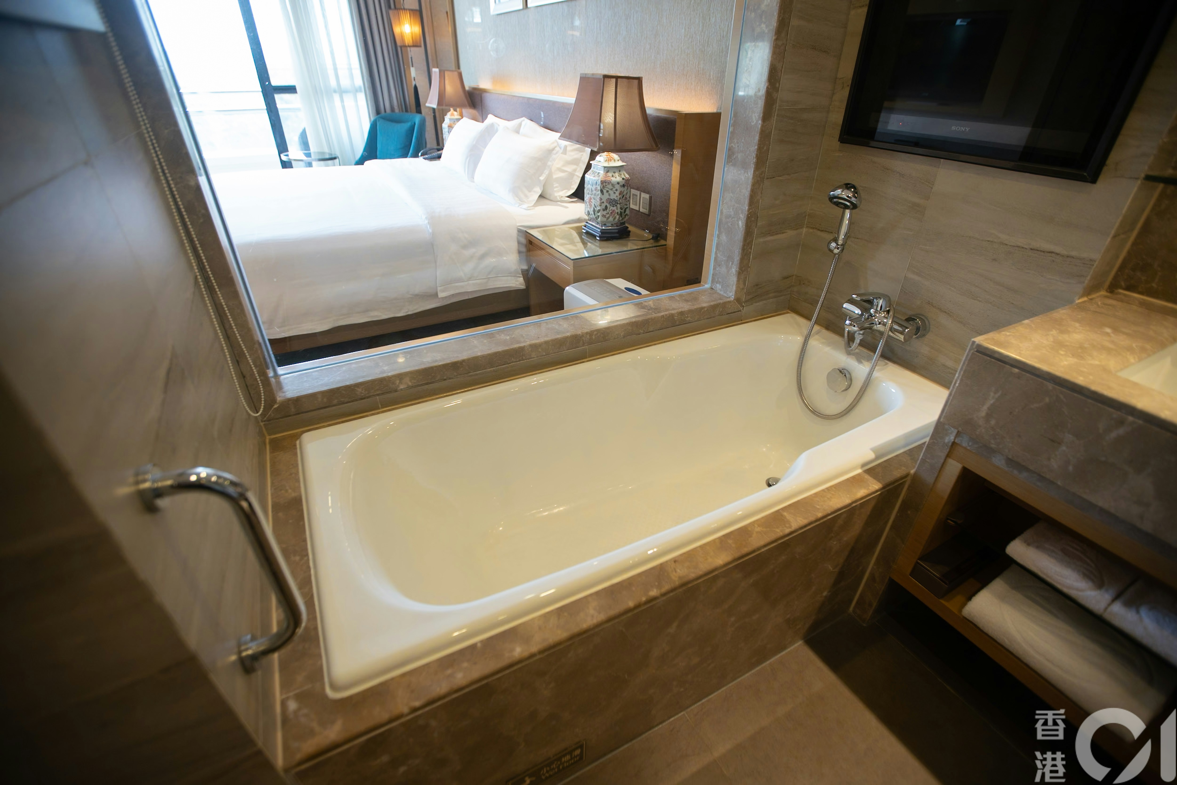 深圳观澜湖度假酒店的房间提供浴缸。（黄浩谦摄）