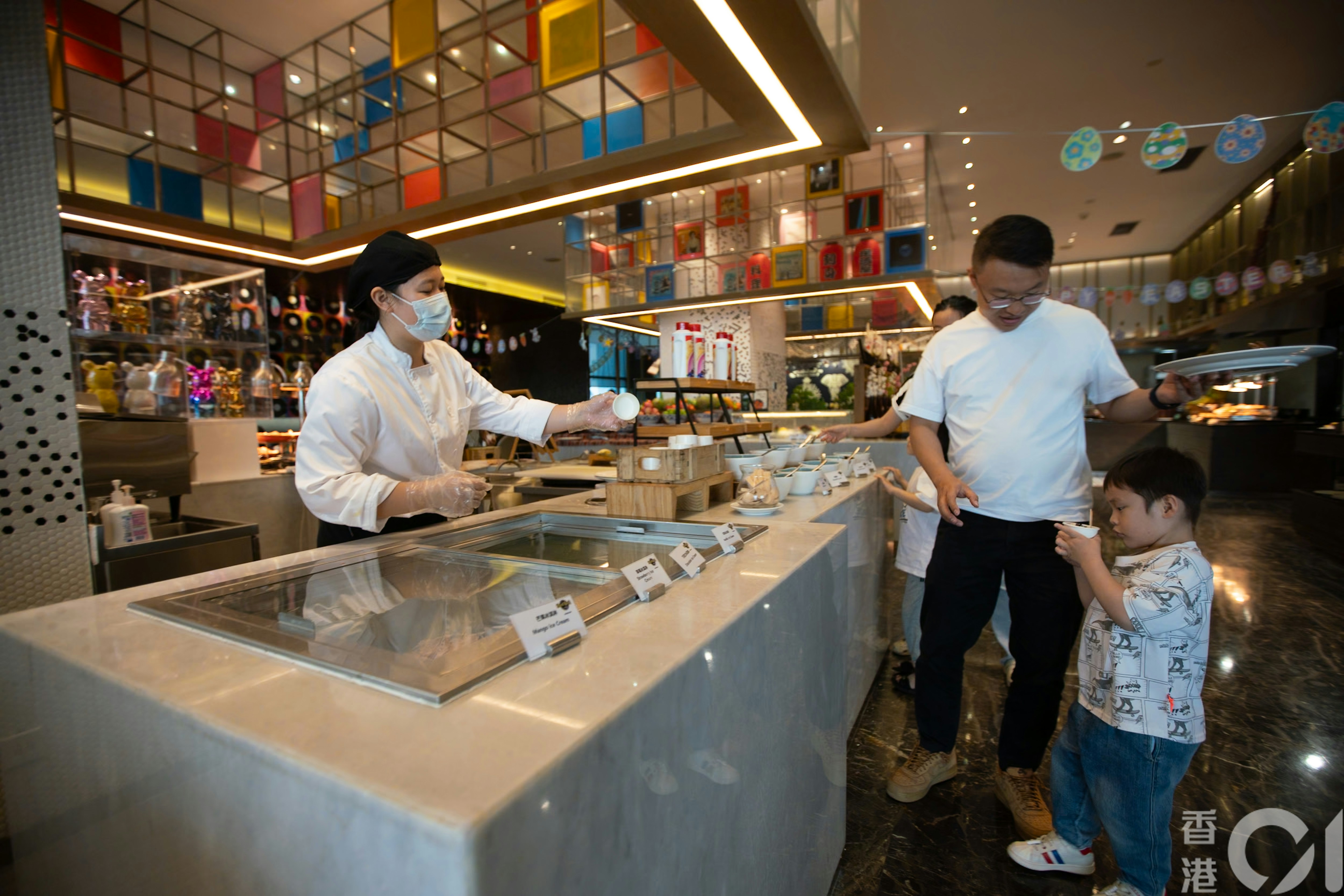 深圳硬石酒店为住客提供自助餐。（黄浩谦摄）