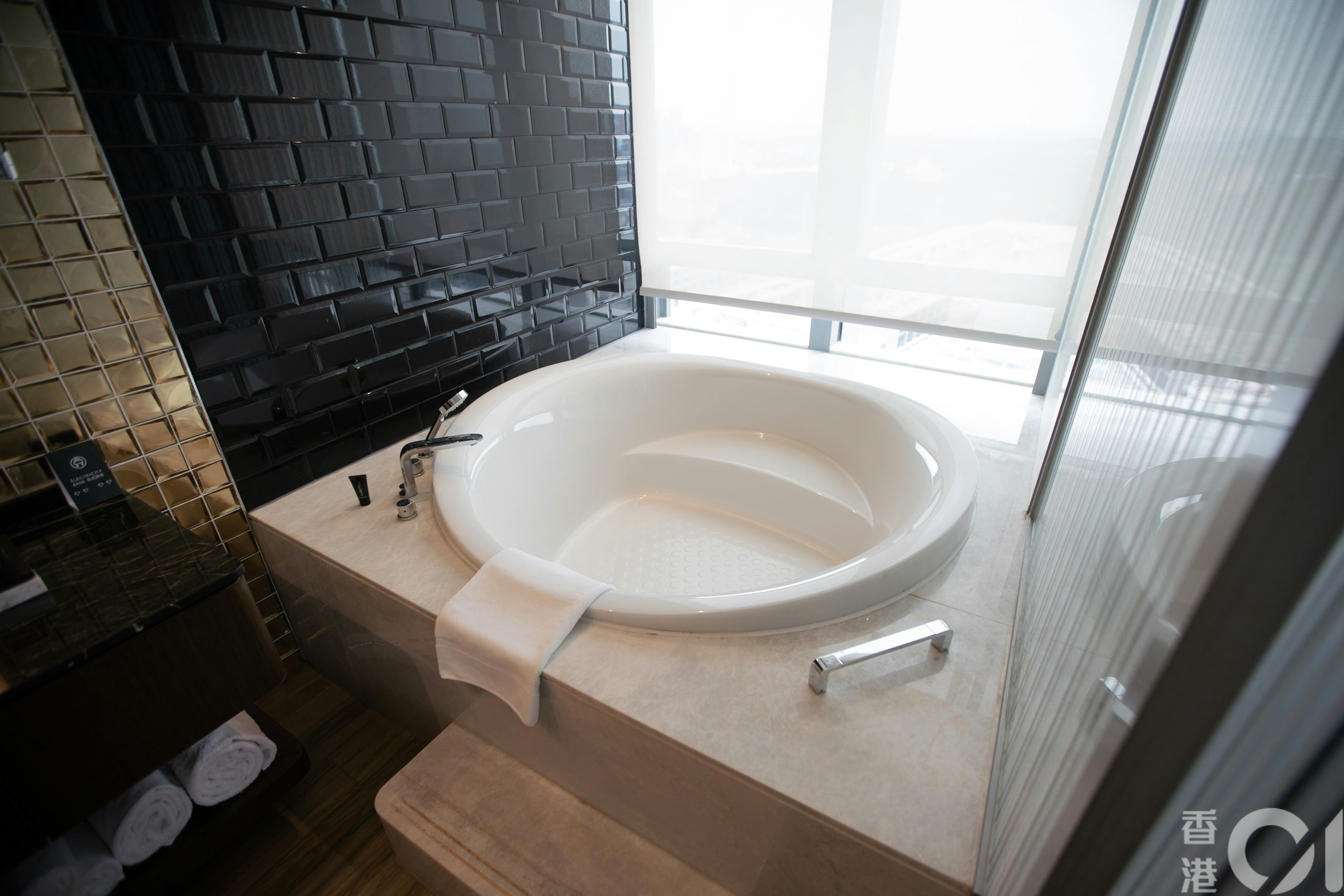 深圳硬石酒店提供圆形大浴缸的房型，为香港情侣热捧租住及打卡。（黄浩谦摄）