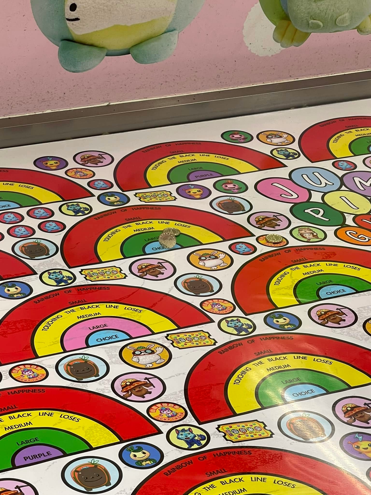 有女童于冒险乐园玩掟彩虹，代币以垂直方式置于蓝色圈圈范围内。（FB「美国冒险乐园关注组」图片）