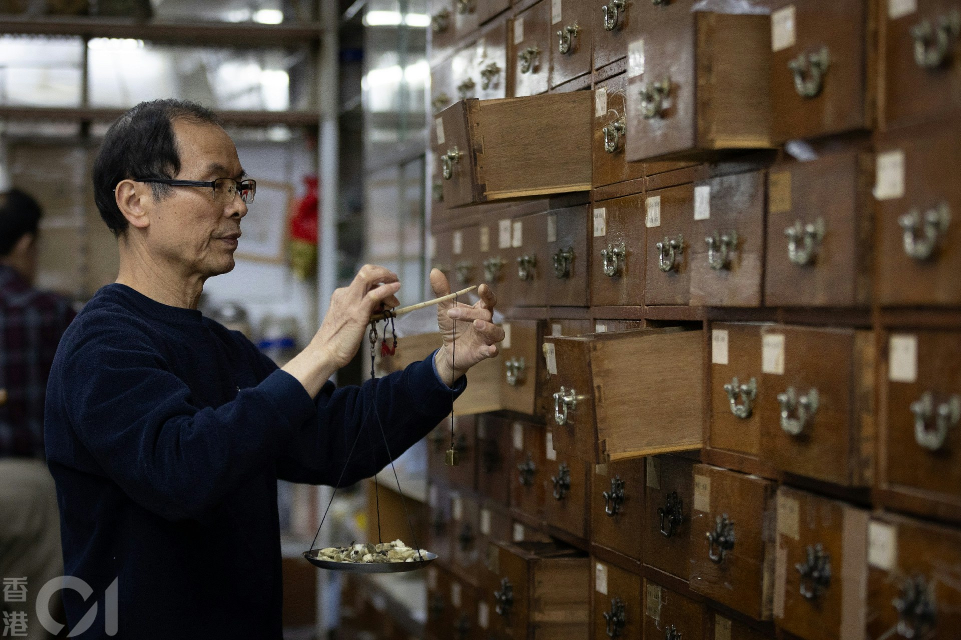 港島南區華富邨敲定重建遷置方案，服務了街坊逾半世紀的「華富中西藥行」率先宣告「離場」。 圖片攝於3月1日。（廖雁雄攝）