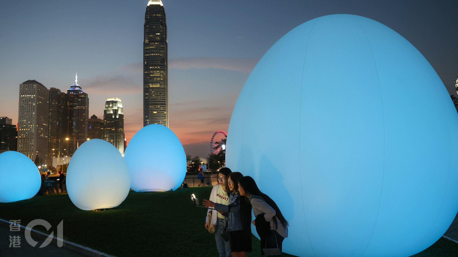 3月24日，「teamLab：光漣」發光蛋裝置正式開幕，有登記了優先場參觀的市民在發光蛋前拍照留念。（蘇煒然攝）