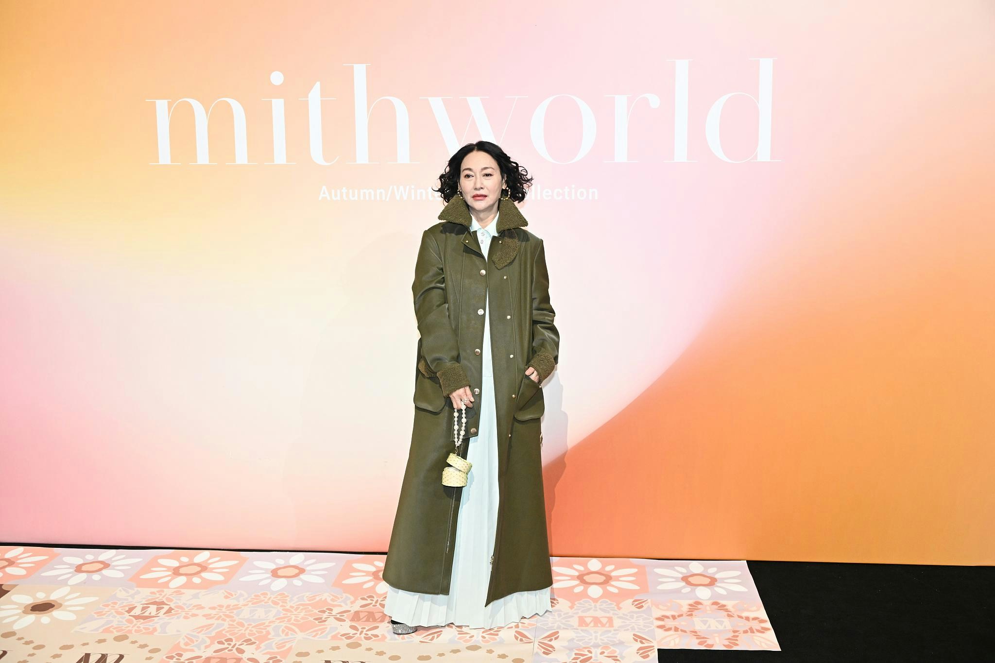 64岁双金影后惠英红昨日出席上海时装周品牌活动。（视觉中国）