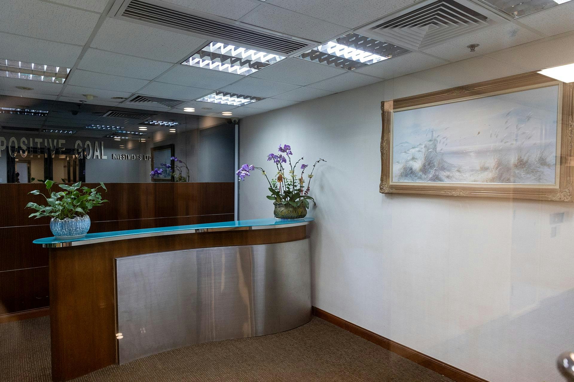 杜拜統治家族成員Sheikh Ali Rashed Ali Saeed Al Maktoum(阿里王子)位於信德中心的辦公室,與何鴻燊家族相關公司「Positive Goal Investments Ltd」共用辦公室,但畫像已經換走。(夏家朗攝) 杜拜統治家族成員Sheikh Ali Rashed Ali Saeed Al Maktoum(阿里王子)位於信德中心的辦公室,與何鴻燊家族相關公司「Positive Goal Investments Ltd」共用辦公室,但畫像已經換走。(夏家朗攝)