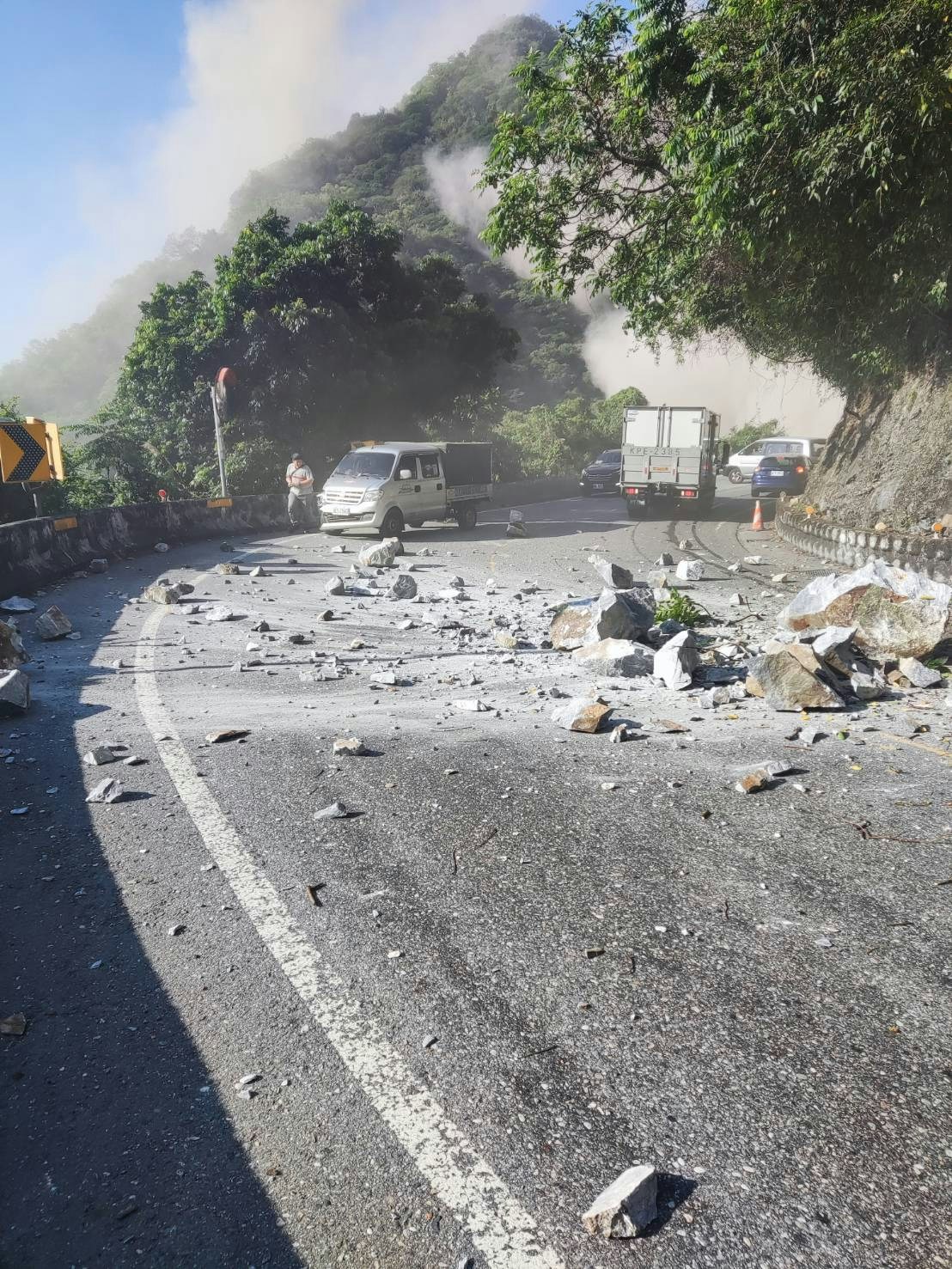 4月3日台湾大地震，花莲山区路段灾情。（记者爆料网）