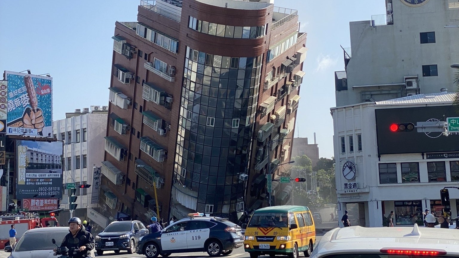 台湾花莲附近4月3日早上发生强烈地震，花莲市内有建筑物倾斜。（X/ahoy_cubism）