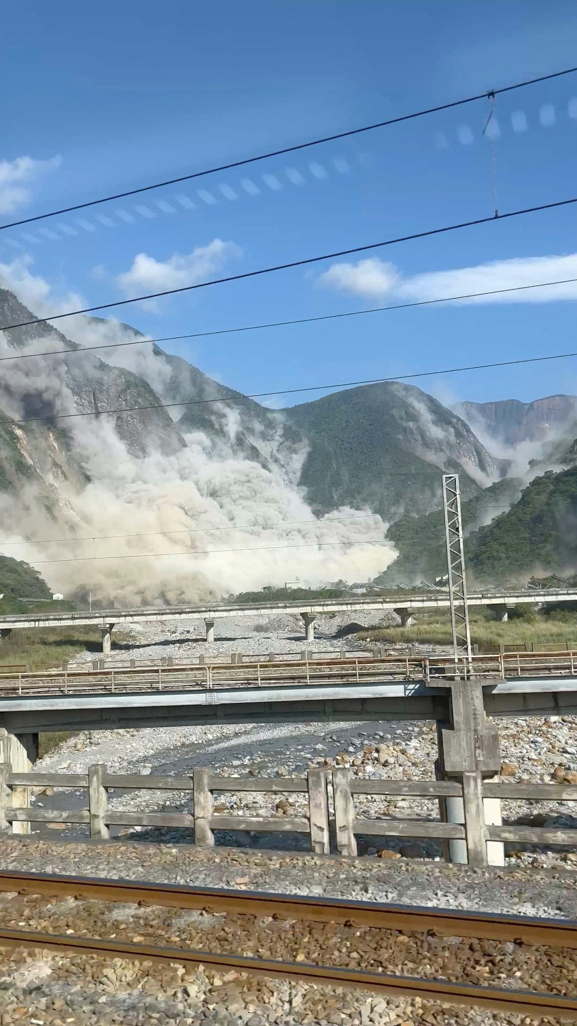 台湾花莲地震｜是次地震威力强大，秀林乡在震后发生了山泥倾泻。（路透社）
