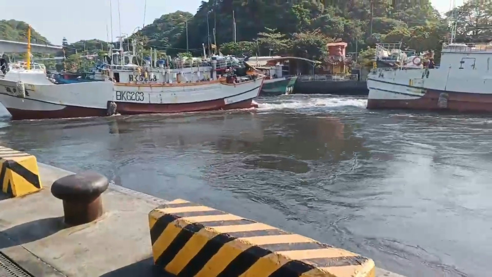 在宜兰县苏澳镇南方澳渔港，有民众拍摄到海水快速倒退，更有渔船随水流漂走。（影片截图）