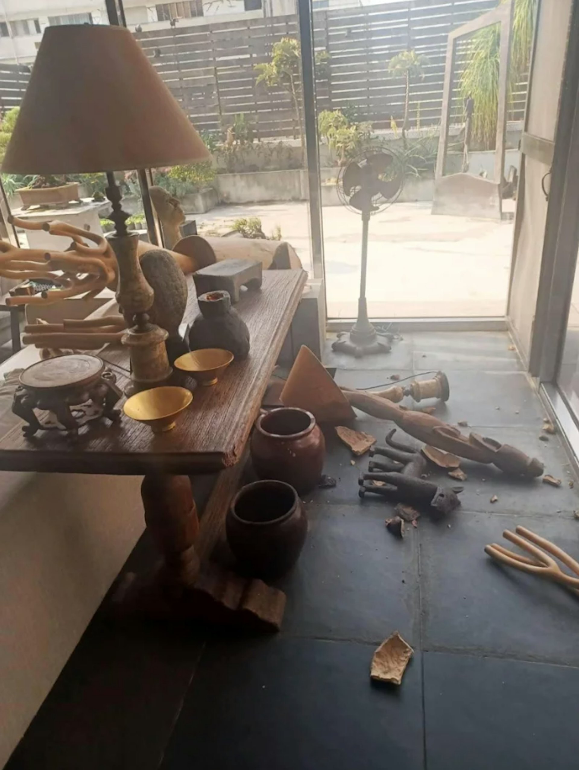 柯震東父親柯耀宗家中收藏品全因地震散落一地損毀。(FB圖片) 柯震東父親柯耀宗家中收藏品全因地震散落一地損毀。(FB圖片)