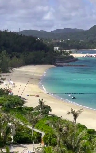 台湾花莲地震影响日本，日本方面对可能出现海啸严阵以待。有民众上载自称在名护市周边一酒店所拍的影片，可见看来海上虽风平浪静，但海滩仍有水位向外倒退的情况。