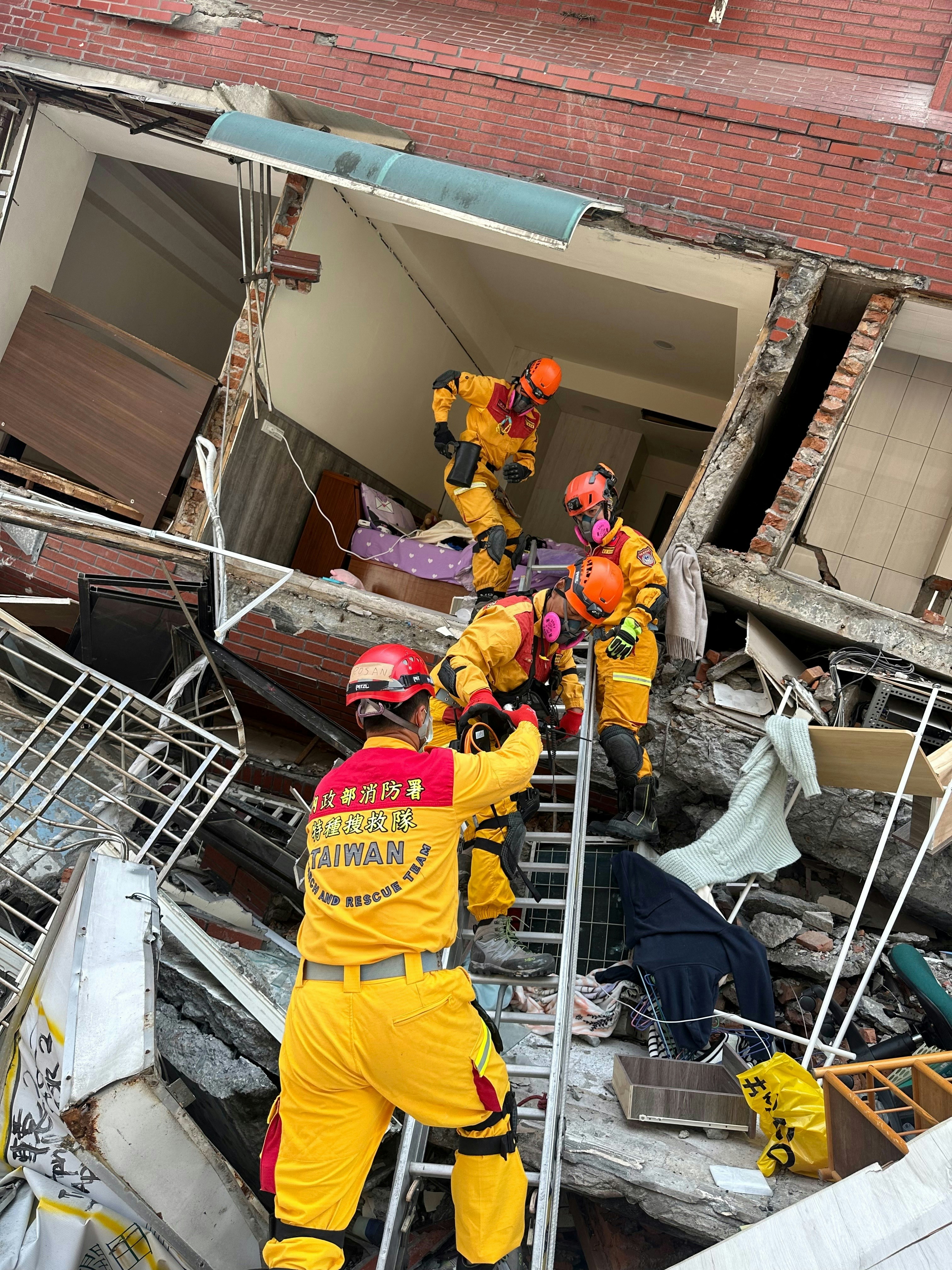 台湾花莲地震｜遭受强震破坏后，花莲有建筑物严重倾斜，救援人员需到场救援受困人士。（路透社）