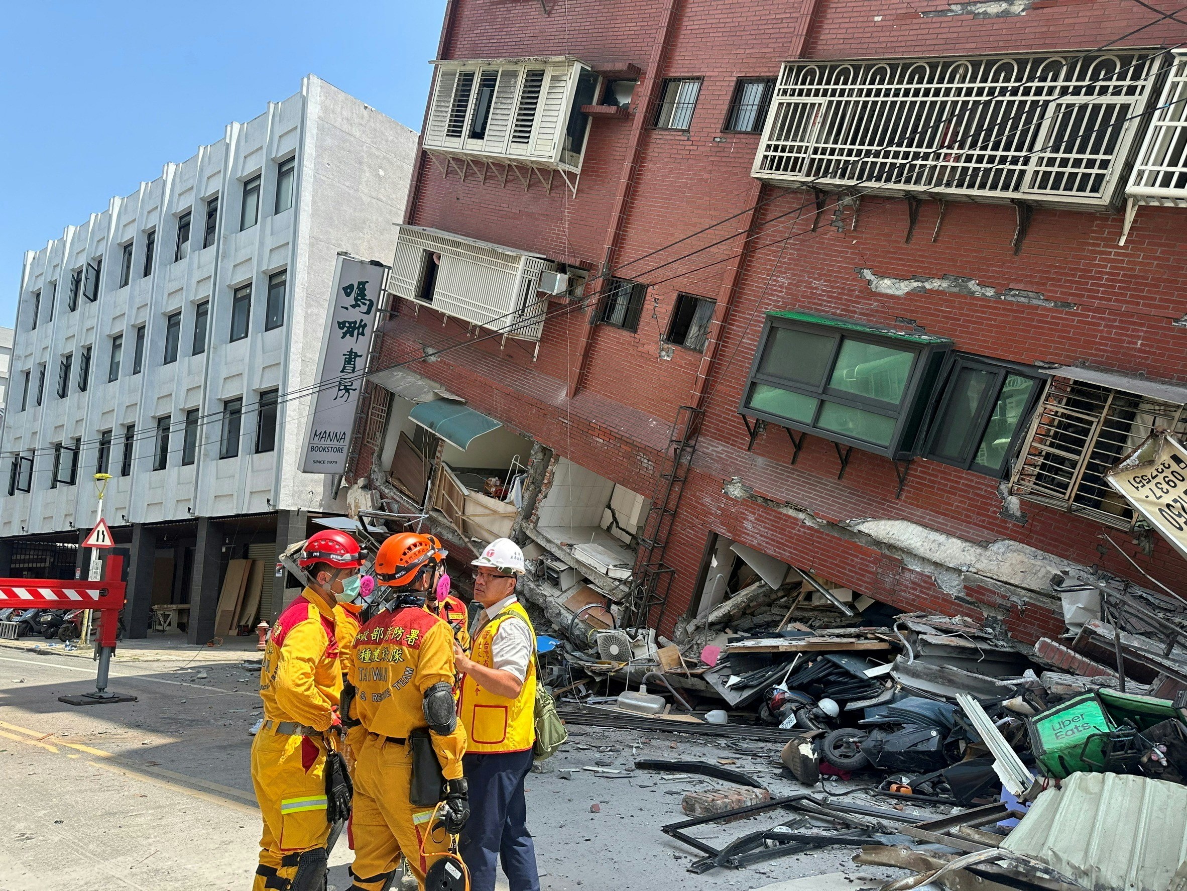 台湾花莲地震｜遭受强震破坏后，花莲有建筑物严重倾斜，救援人员需到场救援受困人士。（路透社）