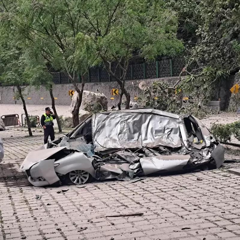 台湾东部苏花路廊汇德隧道前停车场，一辆私家车被地震震落的石头砸中，1人当场死亡。（联合报）