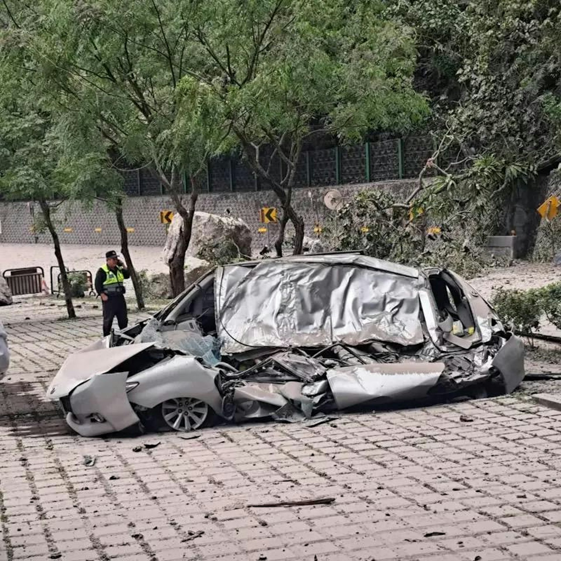 台灣東部蘇花路廊匯德隧道前停車場,一輛私家車被地震震落的石頭砸中,1人當場死亡。(聯合報)