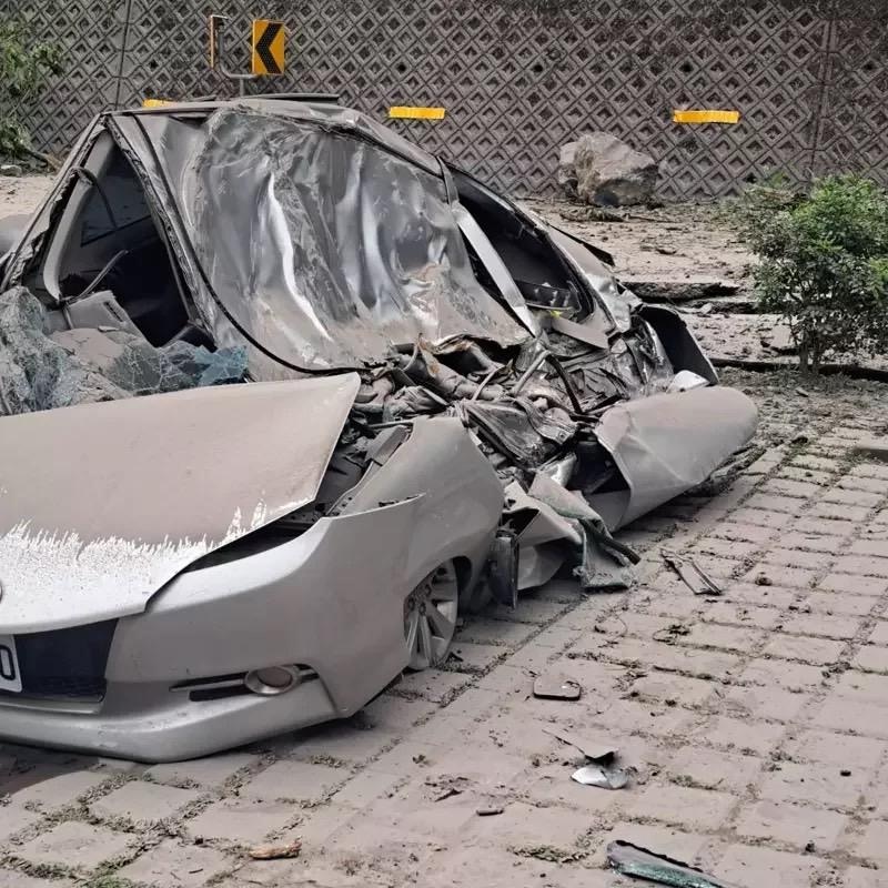 台湾东部苏花路廊汇德隧道前停车场，一辆私家车被地震震落的石头砸中，1人当场死亡。（联合报）