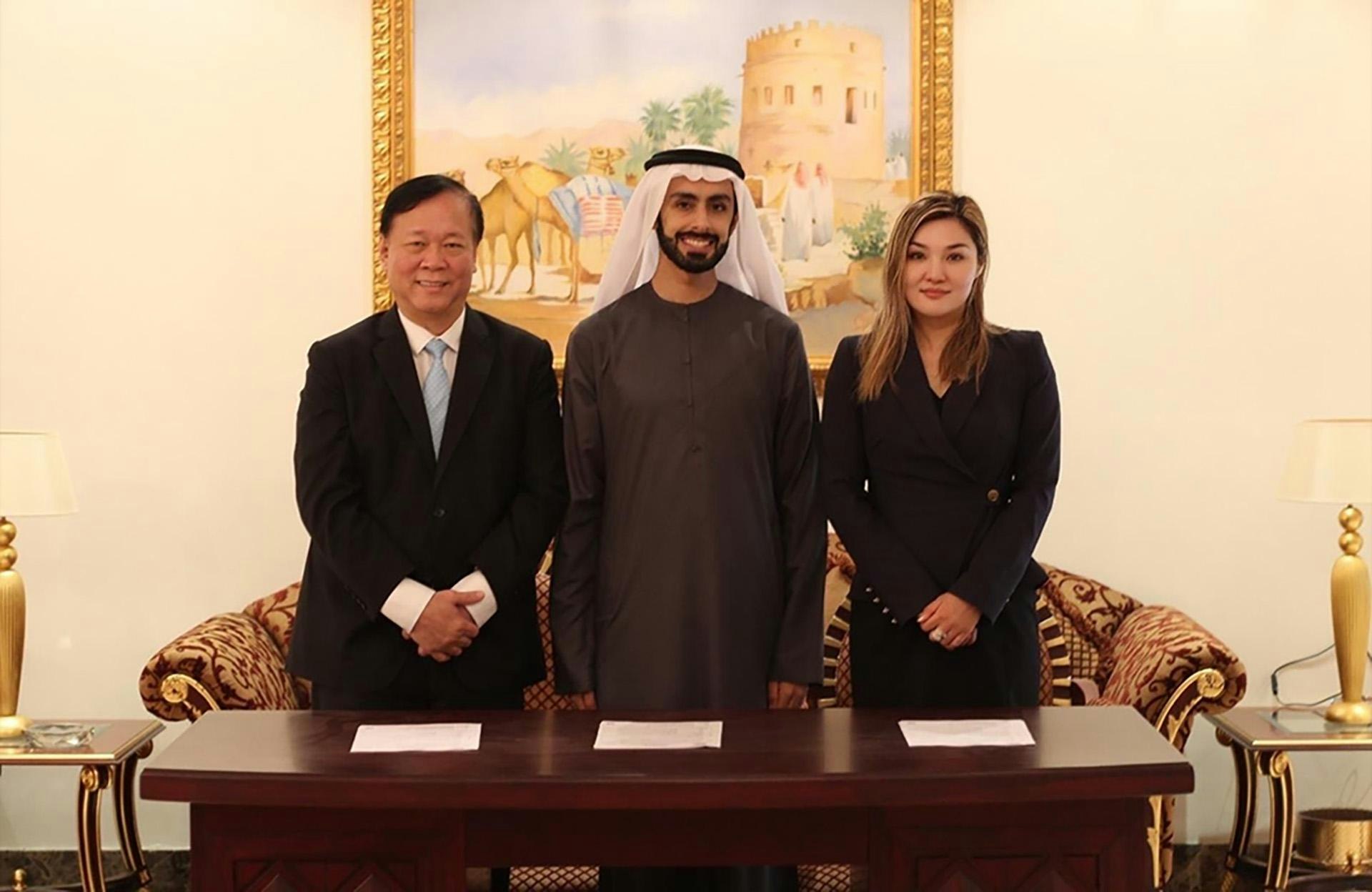 阿聯酋杜拜統治家族成員Sheikh Ali Rashed Ali Saeed Al Maktoum(阿里王子)計劃來港開設家族辦公室,香港辦公室有兩名高層,分別為執行董事兼首席運營官程章和(William Tien)、副主席兼首席執行官麥懿睿(MAK Eleanor Jane)。(香港中東經貿協會網站圖片) 阿聯酋杜拜統治家族成員Sheikh Ali Rashed Ali Saeed Al Maktoum(阿里王子)計劃來港開設家族辦公室,香港辦公室有兩名高層,分別為執行董事兼首席運營官程章和(William Tien)、副主席兼首席執行官麥懿睿(MAK Eleanor Jane)。(香港中東經貿協會網站圖片)