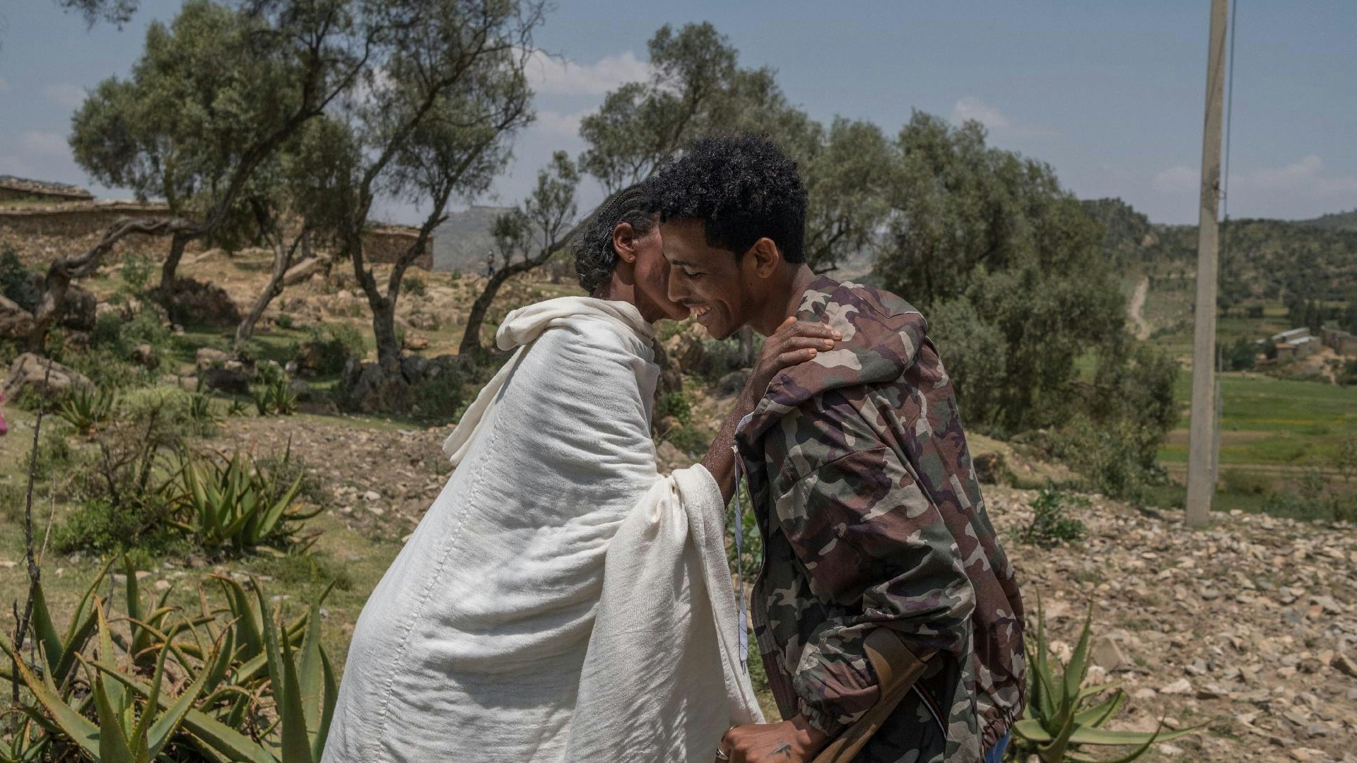 非洲地區最佳單張圖片：2020年埃塞俄比亞政府與提格雷人民解放陣線爆發內戰，至2022年雙方達成停火協議。Kibrom Berhane（24歲）2021年初加入提格雷防衛軍（Tigray Defense Forces）在前線作戰，約兩年後2023年9月21日終於首次再與母親重聚，然而他已失去一腿，要依賴拐杖行走。（Vincent Haiges/Real 21）