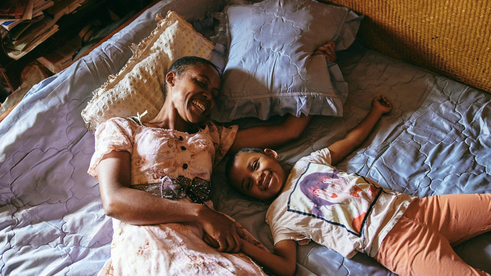 非洲地區最佳圖片故事：2023年3月12日，Fara Rafaraniriana跟Odliatemix躺在床上休息。Fara是一家三口的唯一支柱。（Lee-Ann Olwage, for GEO）