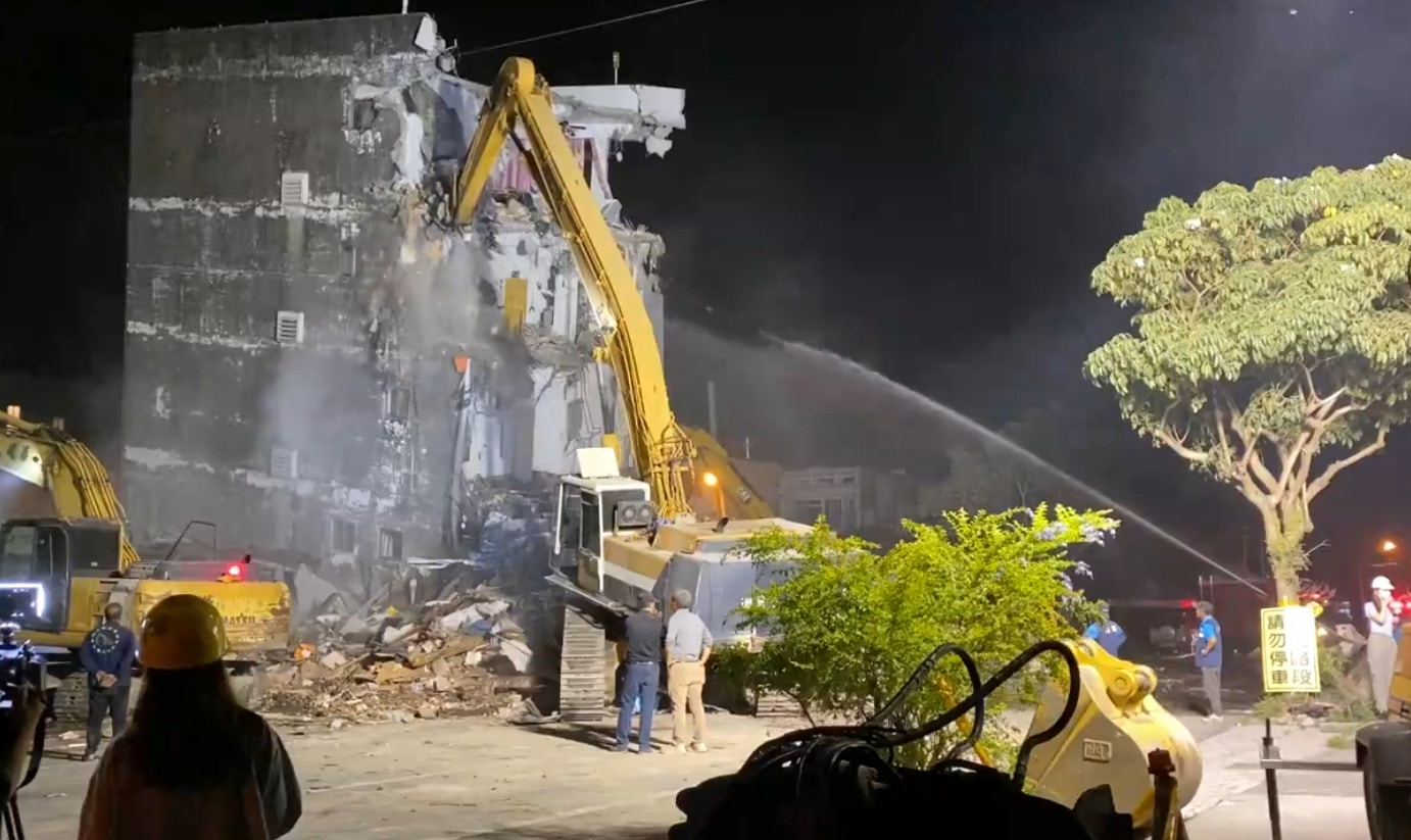 台灣地震｜花蓮縣政府連夜拆除傾斜建築物　天王星大樓釀死待搜證