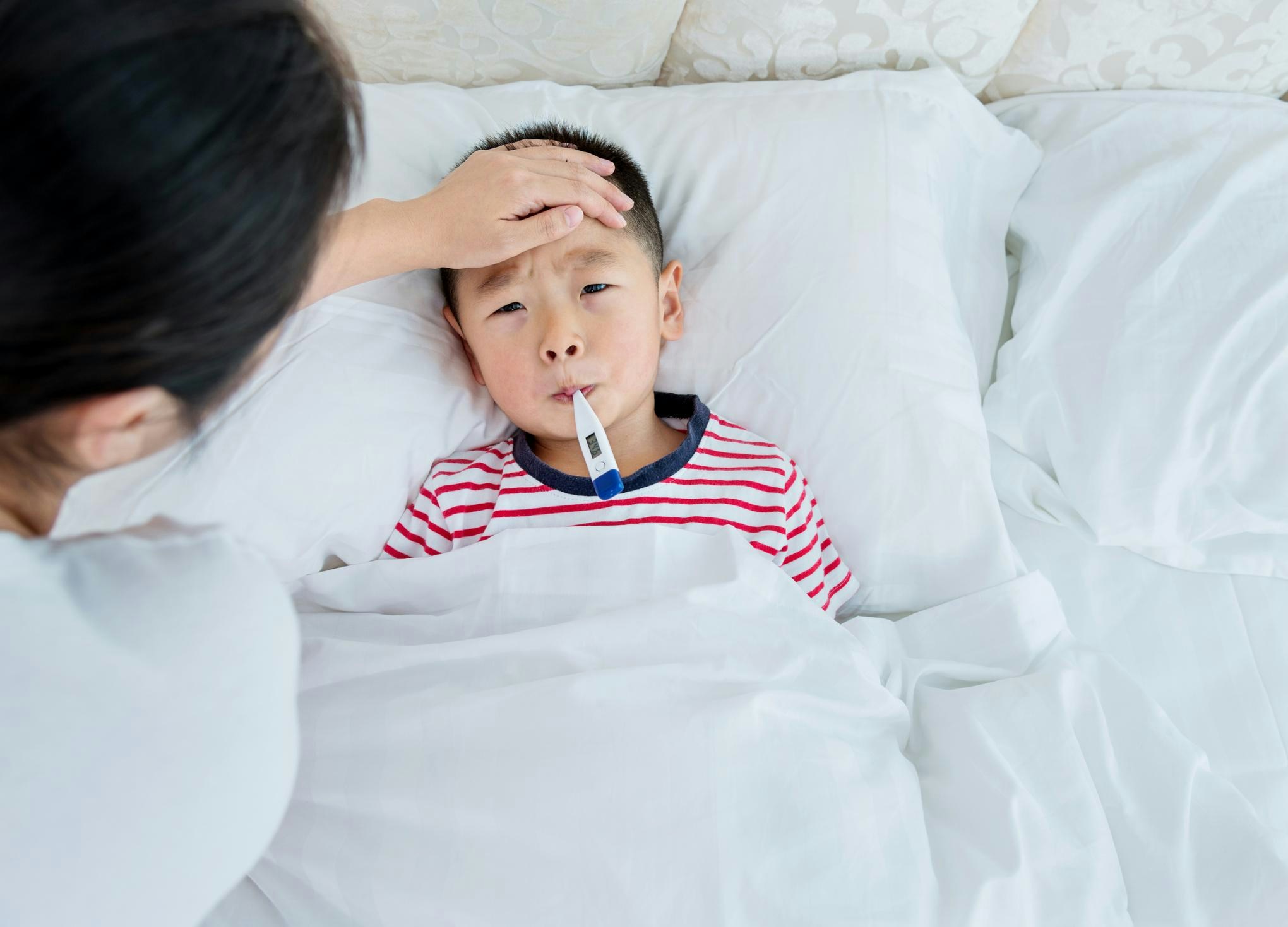 有网民认为儿童反复发烧可大可小，建议楼主家人先带孩子看医生吃药确保退烧。（示意图，GettyImages）