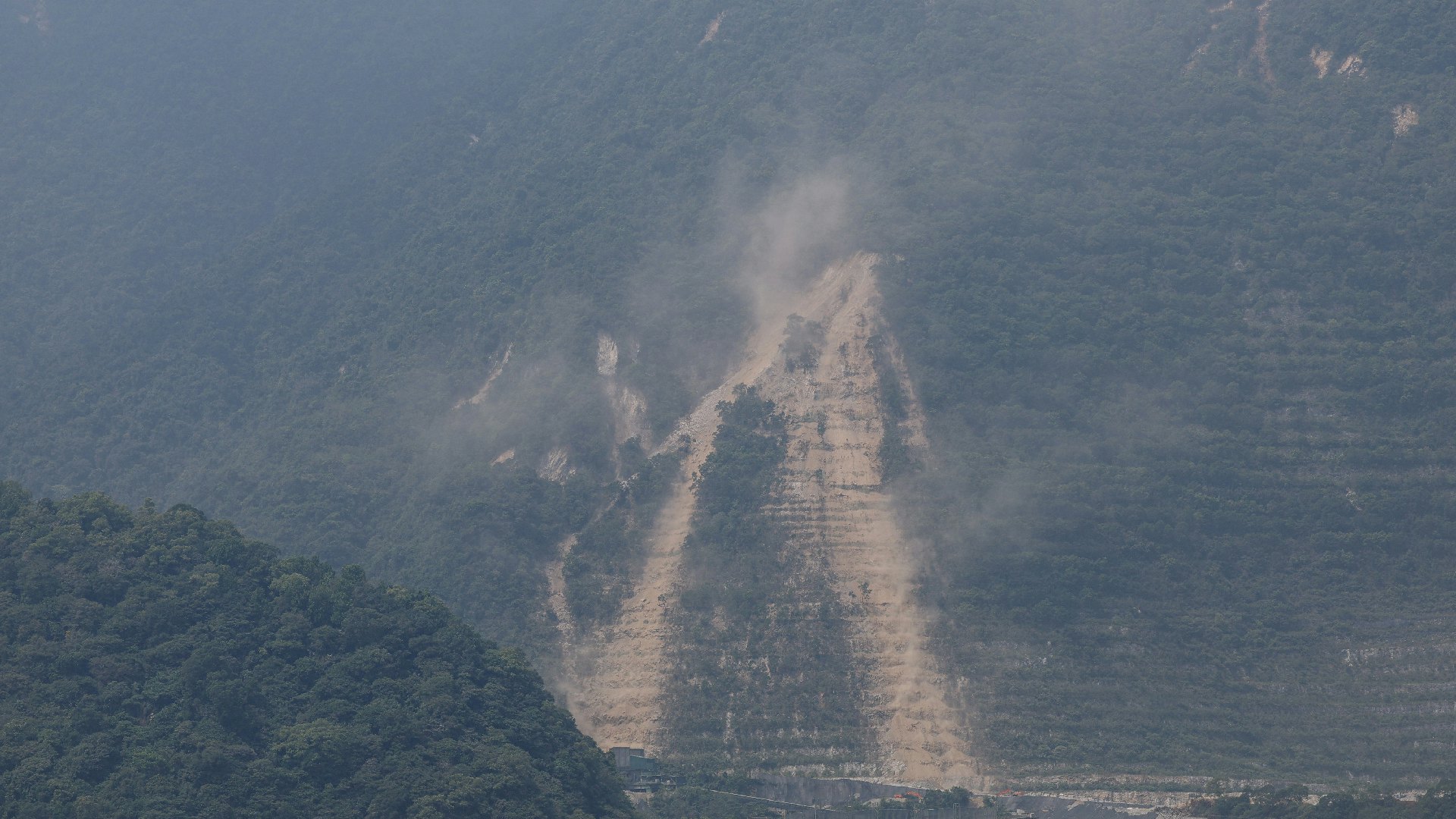 4月3日，台灣宜蘭，地震造成山泥傾瀉，阻礙公路交通。（Annabelle Chih/Getty Images）