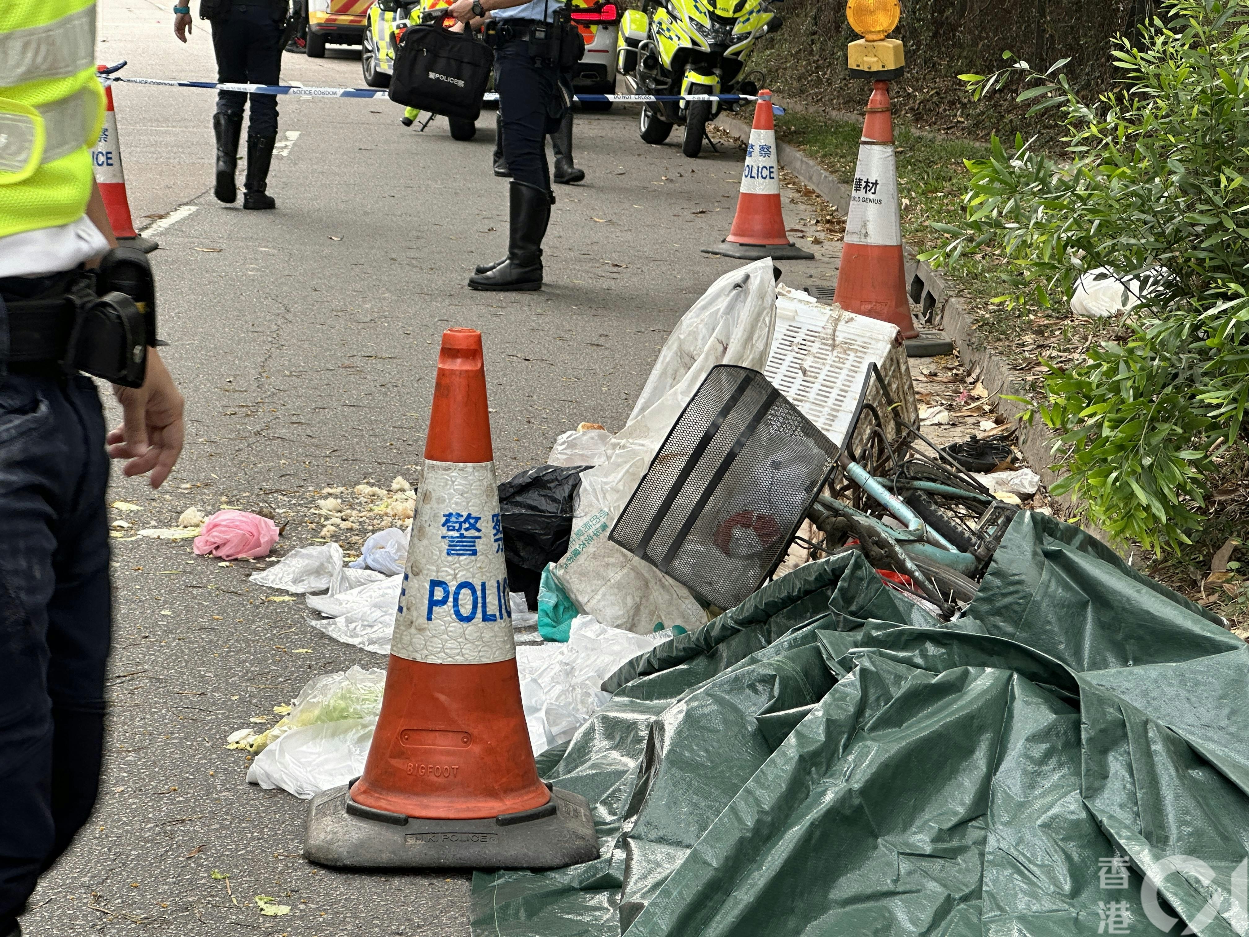 单车前后均装上篮子，内里杂物四散地面，包括外卖饭盒、食物、蔬菜及胶袋。（黄煦致摄）