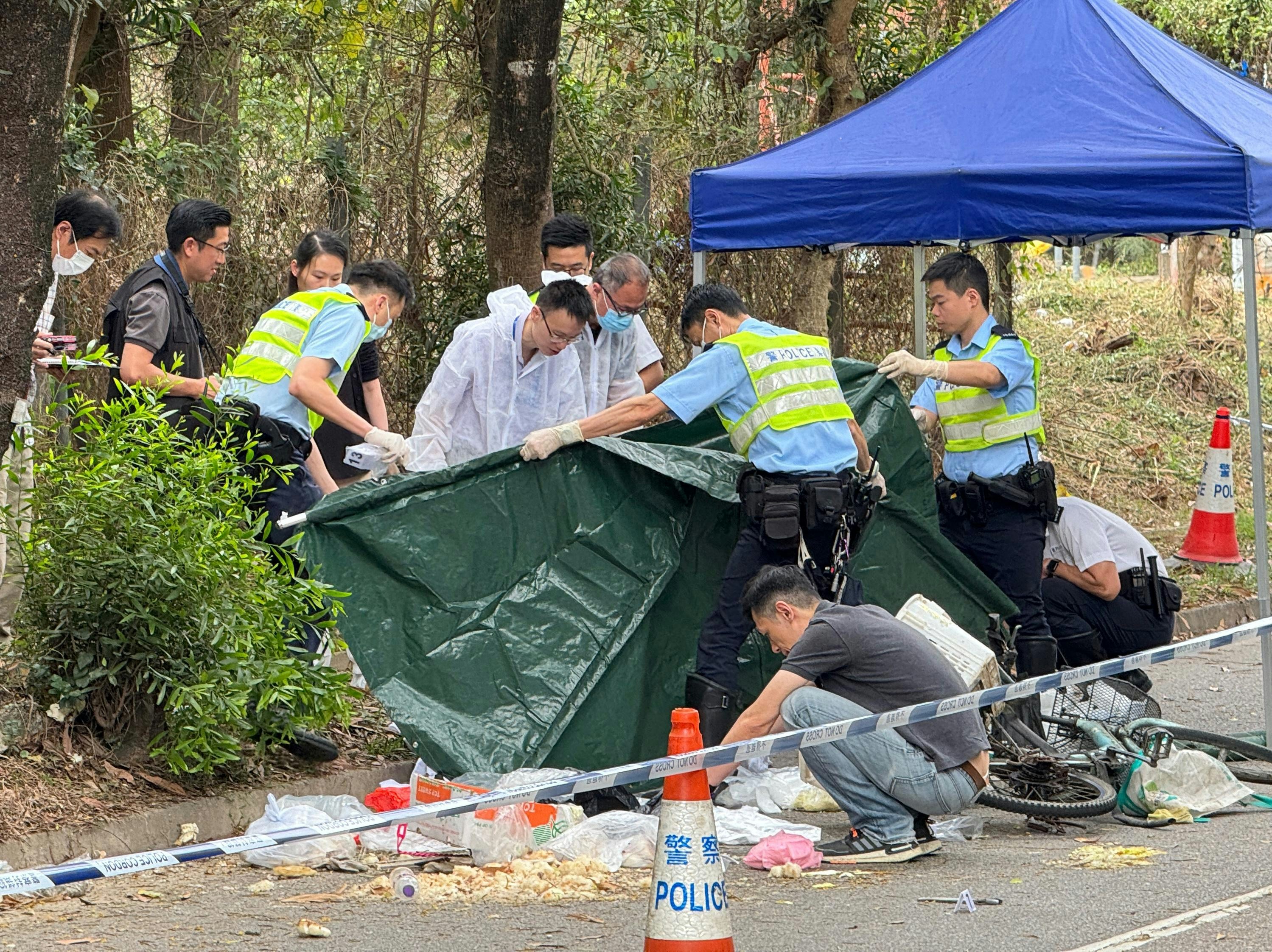 法医到场检视遗体。（蔡正邦摄）