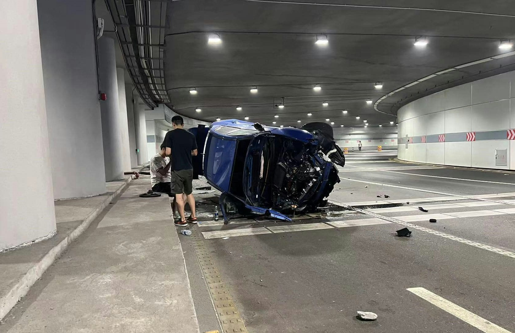 一辆挂着香港车牌的蓝色「扫把佬（Subaru）」10.5代翻侧，车头严重损毁，碎片散落一地。（网上图片）