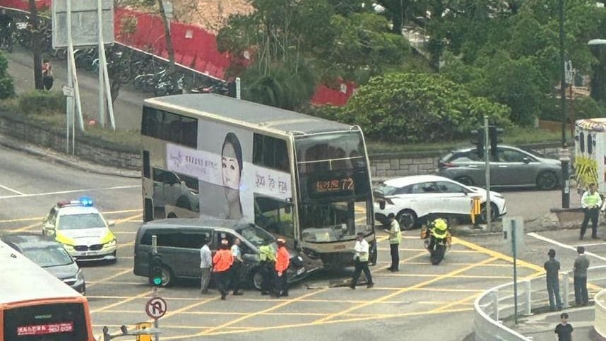 大埔太和路安祥路交界 九巴與七人車於「黃格仔」相撞釀8傷 大埔太和路安祥路交界 九巴與七人車於「黃格仔」相撞釀8傷