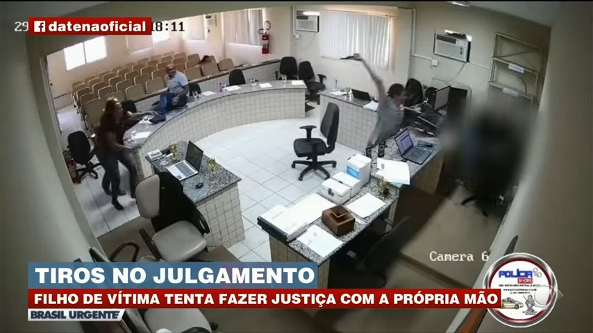 巴西一名男子的父亲遭人枪杀身亡，为了替父亲报仇，他在开庭时突然掏出预藏的枪枝，朝被告开了6枪，造成混乱。（YouTube截图 / @Brasil Urgente）