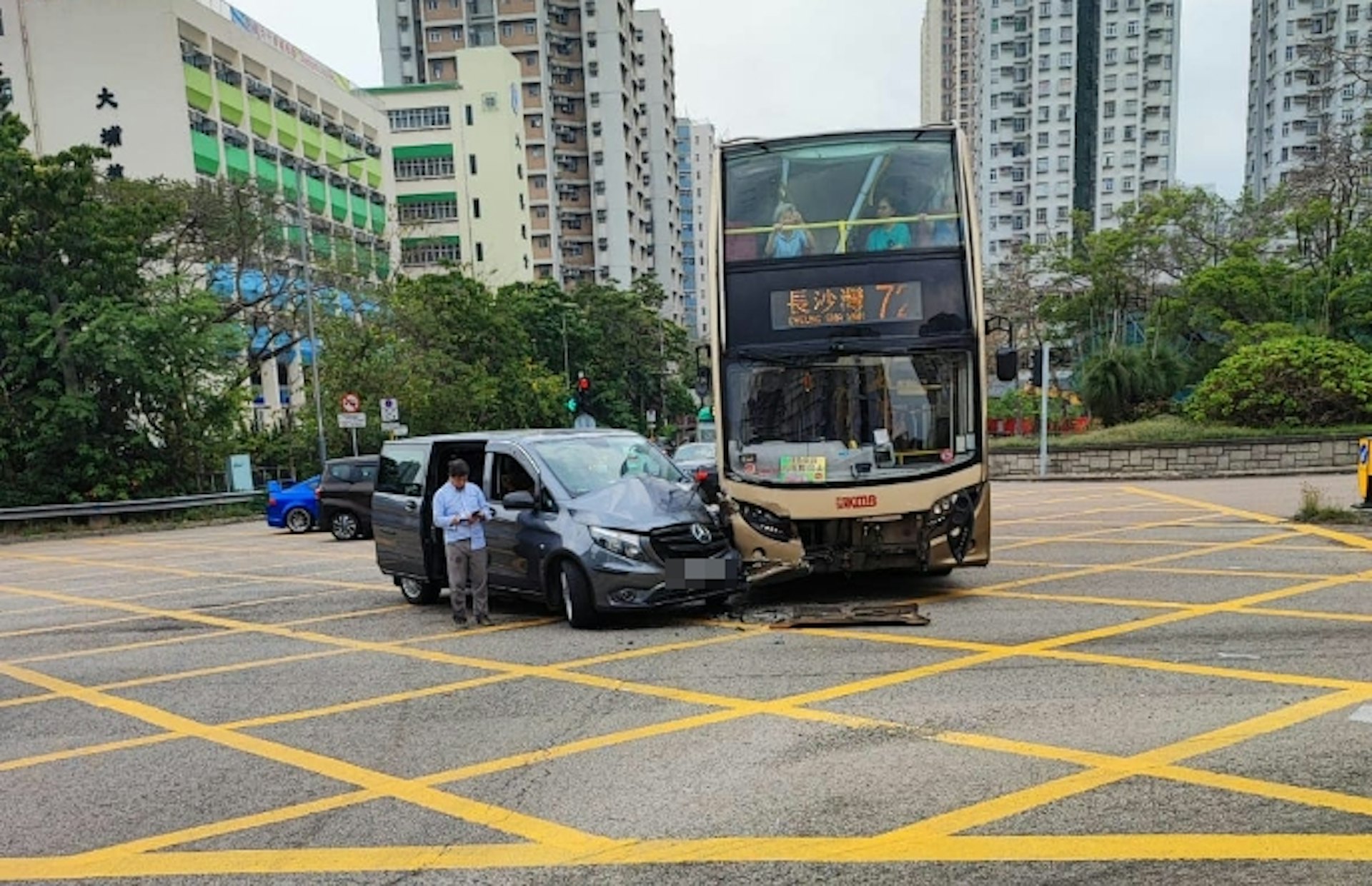九巴及七人車相撞。(大埔TaiPo/KH Chui) 九巴及七人車相撞。(大埔TaiPo/KH Chui)